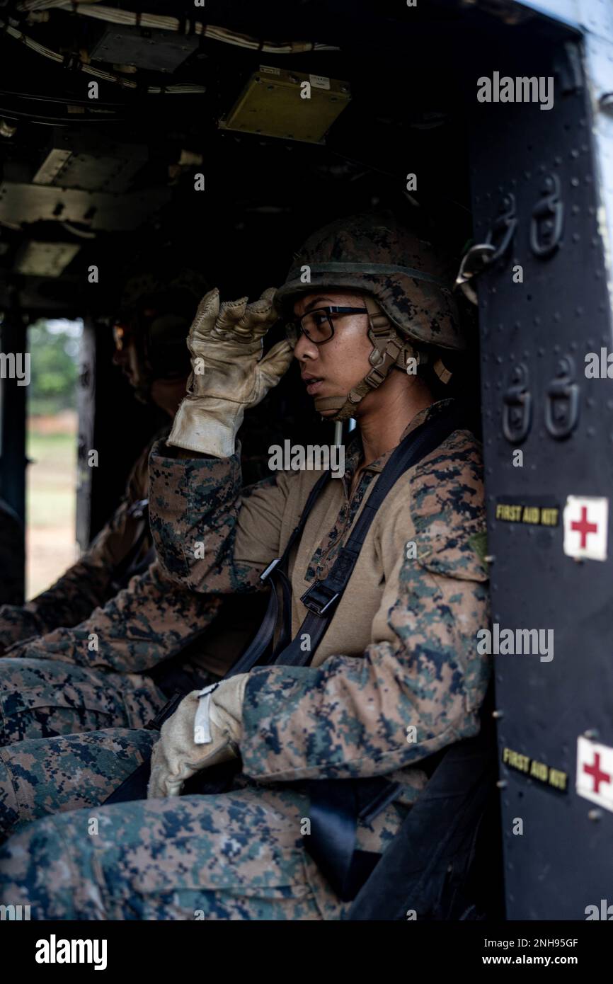 STATI UNITI Kristine A. Ordinario, un ingegnere di combattimento con Marine Wing Support Squadron 171, si prepara a far uscire una corda veloce da una Venom UH-1Y assegnata a Marine Light Attack Helicopter Squadron (HMLA) 469 durante un Fast Rope Masters Course (FRMC) presso Landing zone Sterling, Okinawa, Giappone, 27 luglio 2022. La roping veloce consente a Marines di entrare in zone di atterraggio che sono troppo pericolose per gli elicotteri per atterrare in sicurezza. L'addestramento di sospensione di corda ed elicottero veloce insegna i nodi e le tecniche di rappelling corretti di Marines e costruisce la fiducia per manovrare dall'aria al terreno. Foto Stock