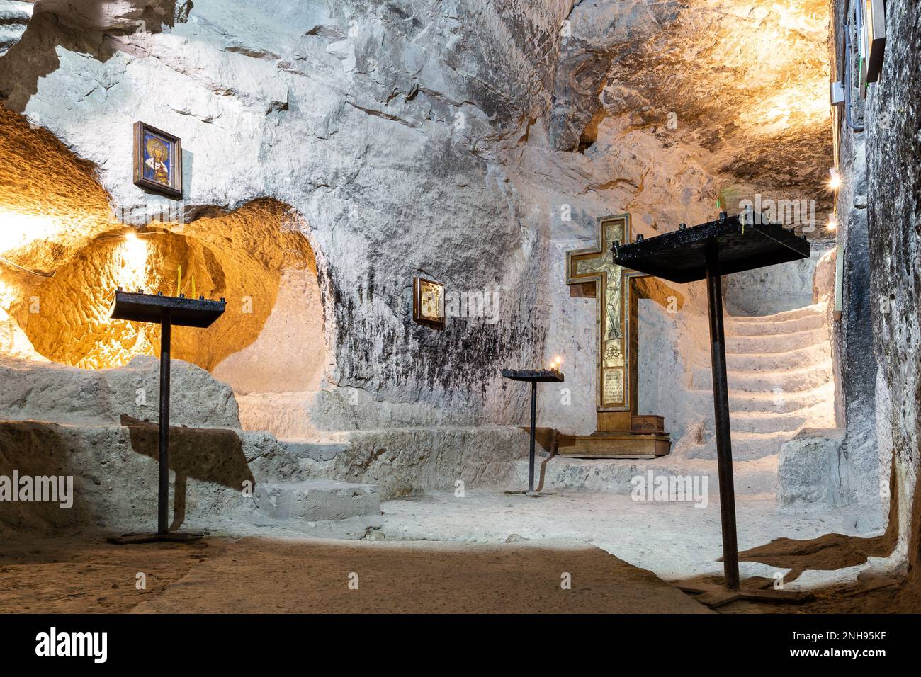 Resti della Chiesa Vecchia scolpita nella roccia nel complesso del Monastero di Vardzia Cave in Georgia con pareti in pietra, icone ortodosse e croce. Foto Stock