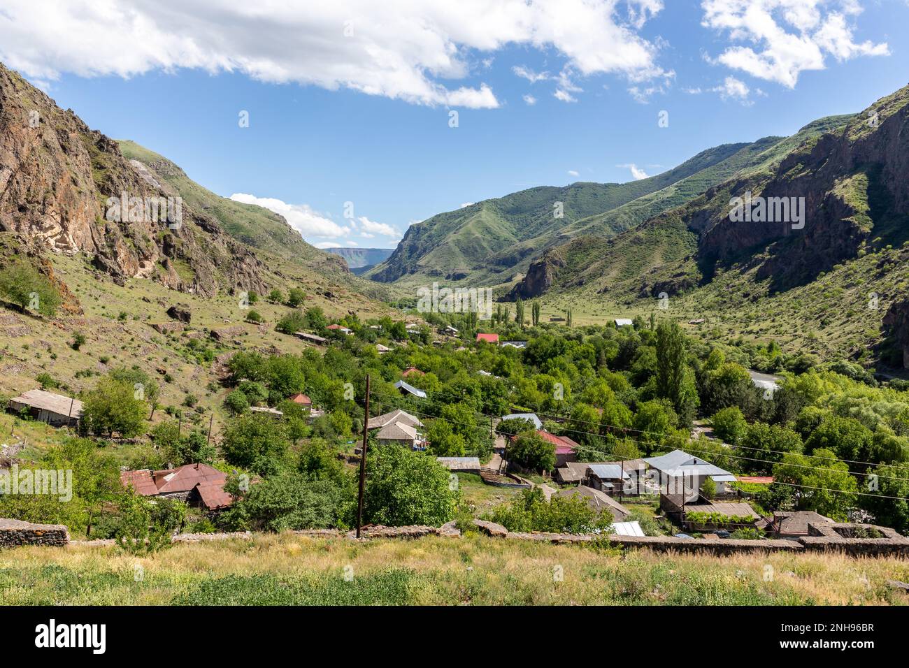 Villaggio di Khertvisi in Mtkvari e valle del fiume Paravani nelle montagne del Caucaso minore, regione di Samtskhe - Javakheti, Georgia, vista dalla fortezza di Khertvisi Foto Stock