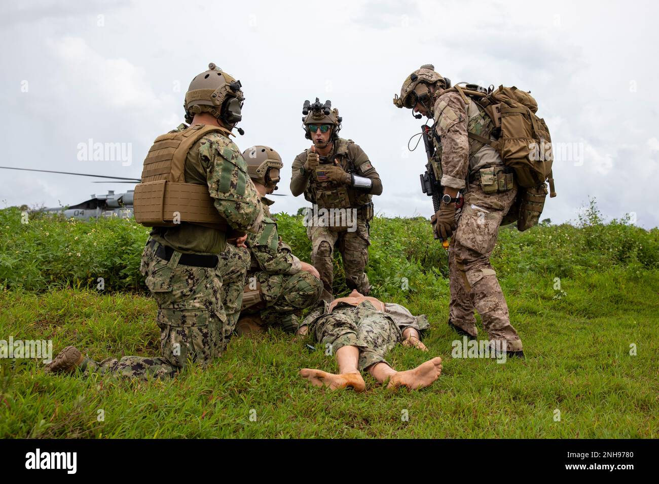 BARRIGADA, Guam (27 luglio 2022) marinai attaccati all'unità mobile di smaltimento delle Ordinanze esplosive cinque (EODMU5), treno con elicottero Sea Combat Squadron 25 (HSC-25), trasportando un incidente di combattimento simulato. HSC-25 mantiene una postura di allarme per la ricerca e il salvataggio 24 ore su 24 e l'evacuazione medica, supportando direttamente gli Stati Uniti Guardia costiera, settore Guam e Joint Region Marianas. HSC-25 garantisce la pace e la sicurezza marittima nell'Area di responsabilità della flotta degli Stati Uniti 7th. Foto Stock