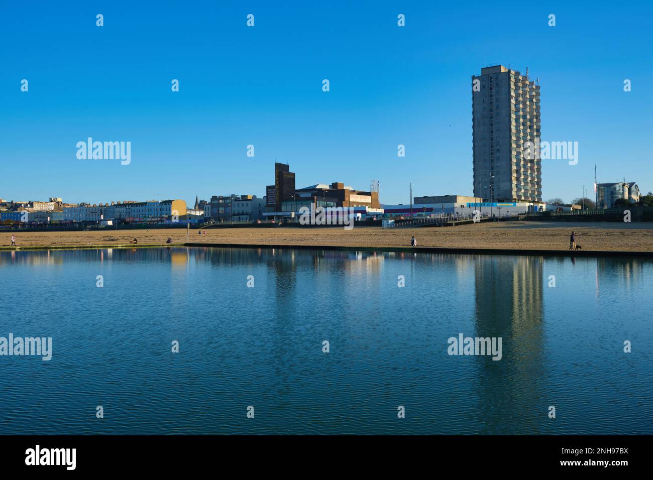 Vista della casa di Arlington dalla piscina Tidal a Margate, Kent Foto Stock