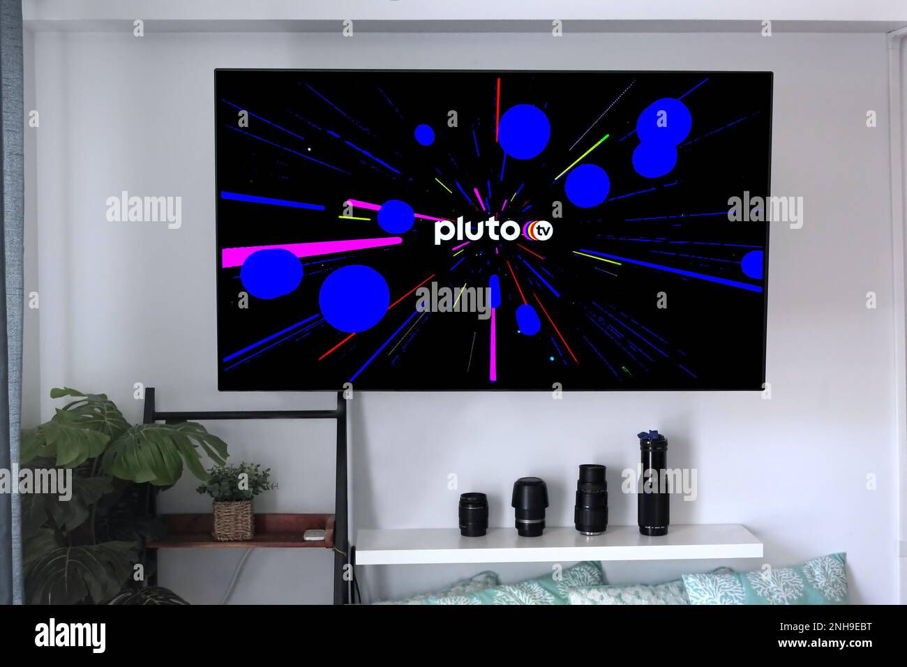 Hi, USA - 21 maggio 2020: Pluto TV via cavo service provider logo con sfondo grafico su una parete di home entertainment schermo piatto. Foto Stock