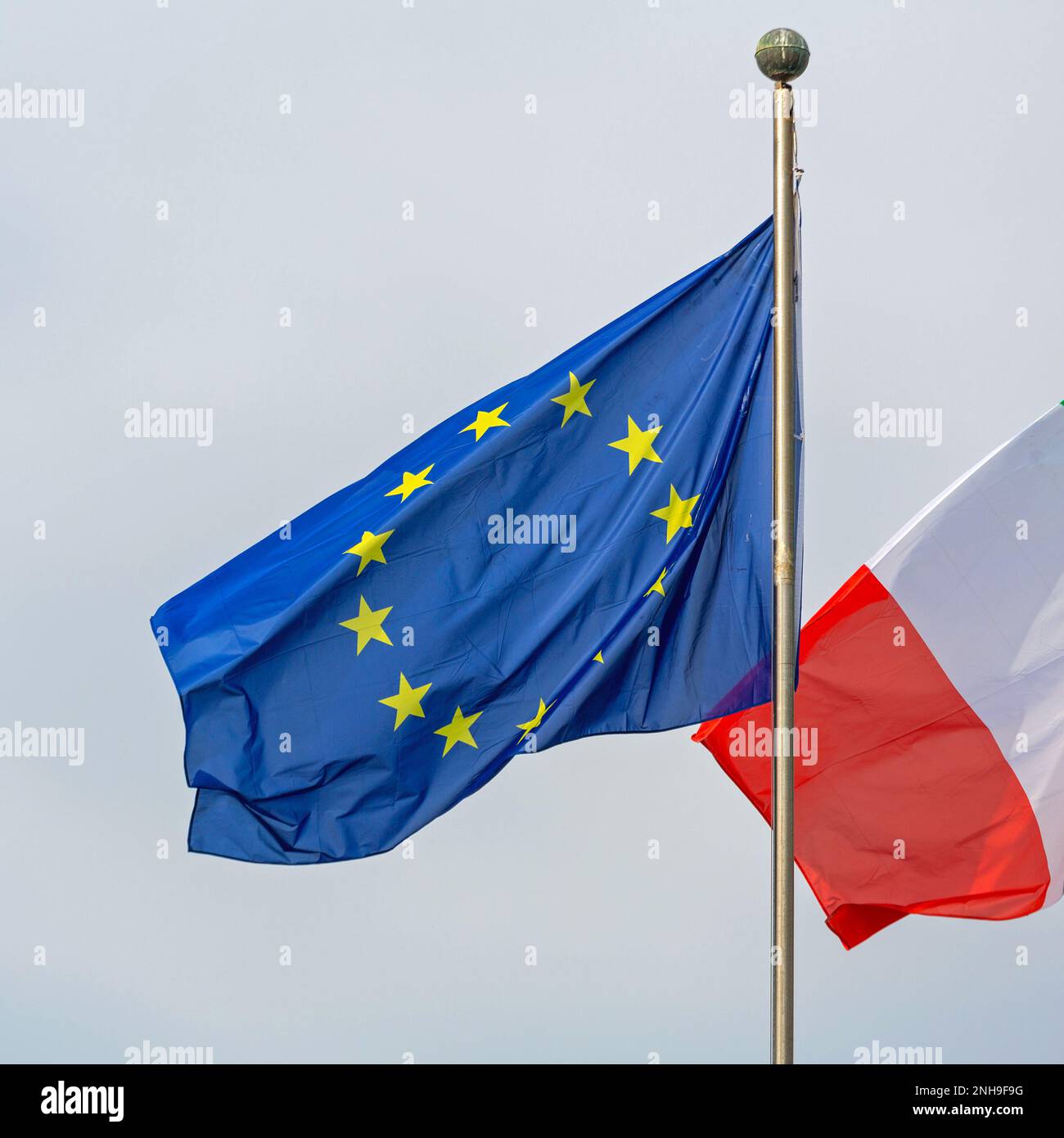 Bandiera dell'Unione europea a Blue Sky Europe Foto Stock