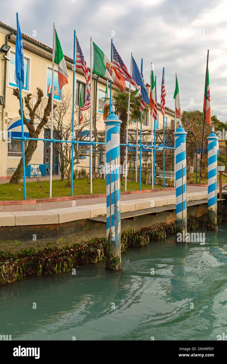Bandiere italiane e statunitensi alla Laguna Veneziana dell'Isola di Poles Murano Foto Stock