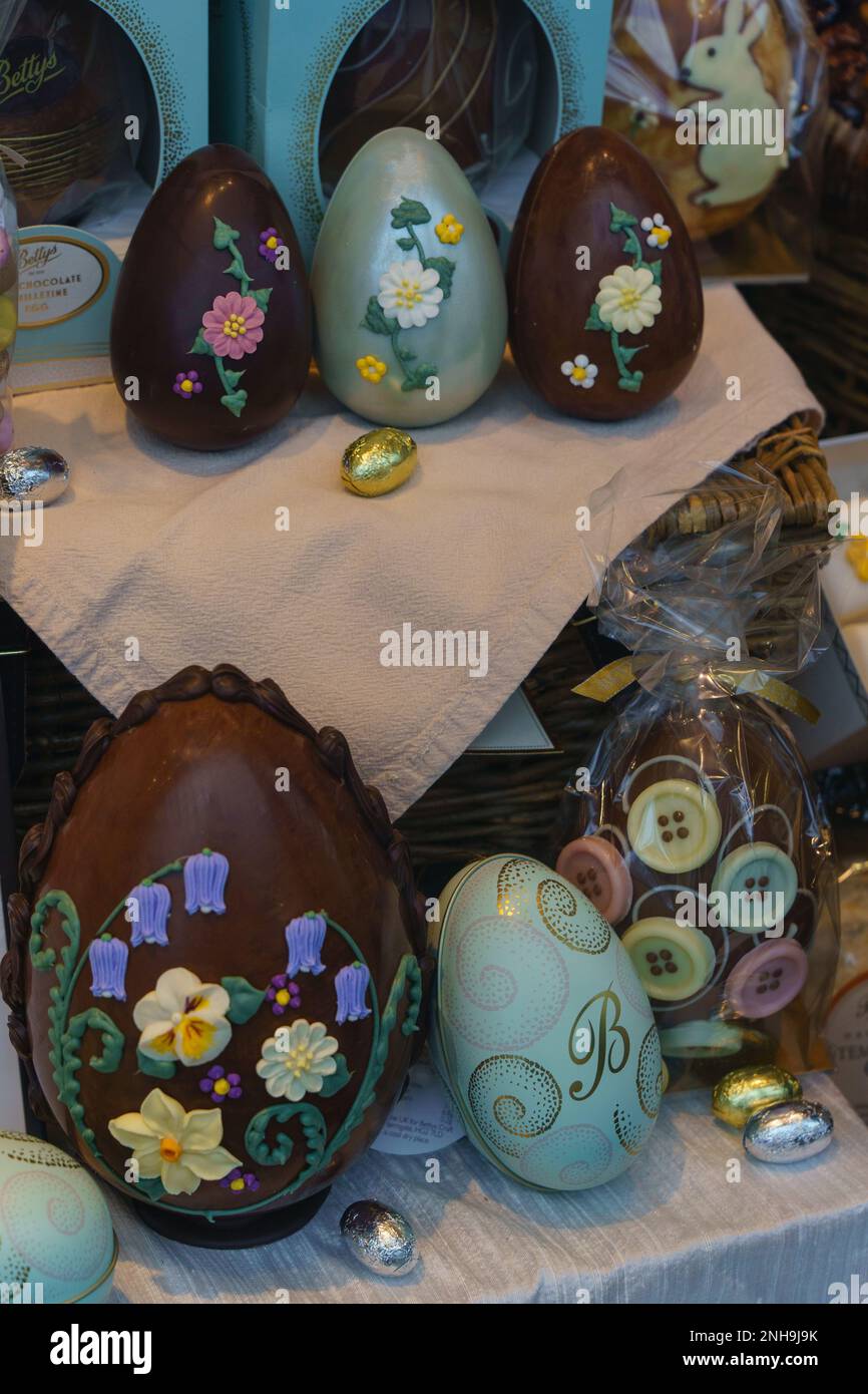 Vetrine del Betty's Tea Rooms di Harrogate, con uova di Pasqua di varie dimensioni e decorazioni floreali, North Yorkshire, Inghilterra, Foto Stock