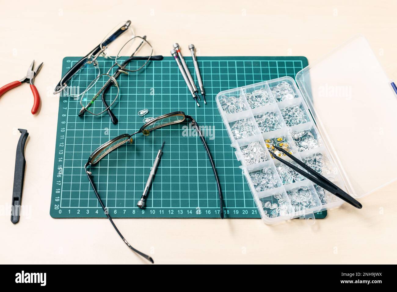 kit per la sostituzione dei tamponi nasali in vetro su tavolo in legno Foto Stock