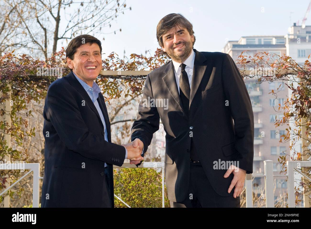 18.01.2011. Milano. Presentazione 61° Festival di Sanremo. Gianni Morandi e Gianmarco Mazzi Foto Stock