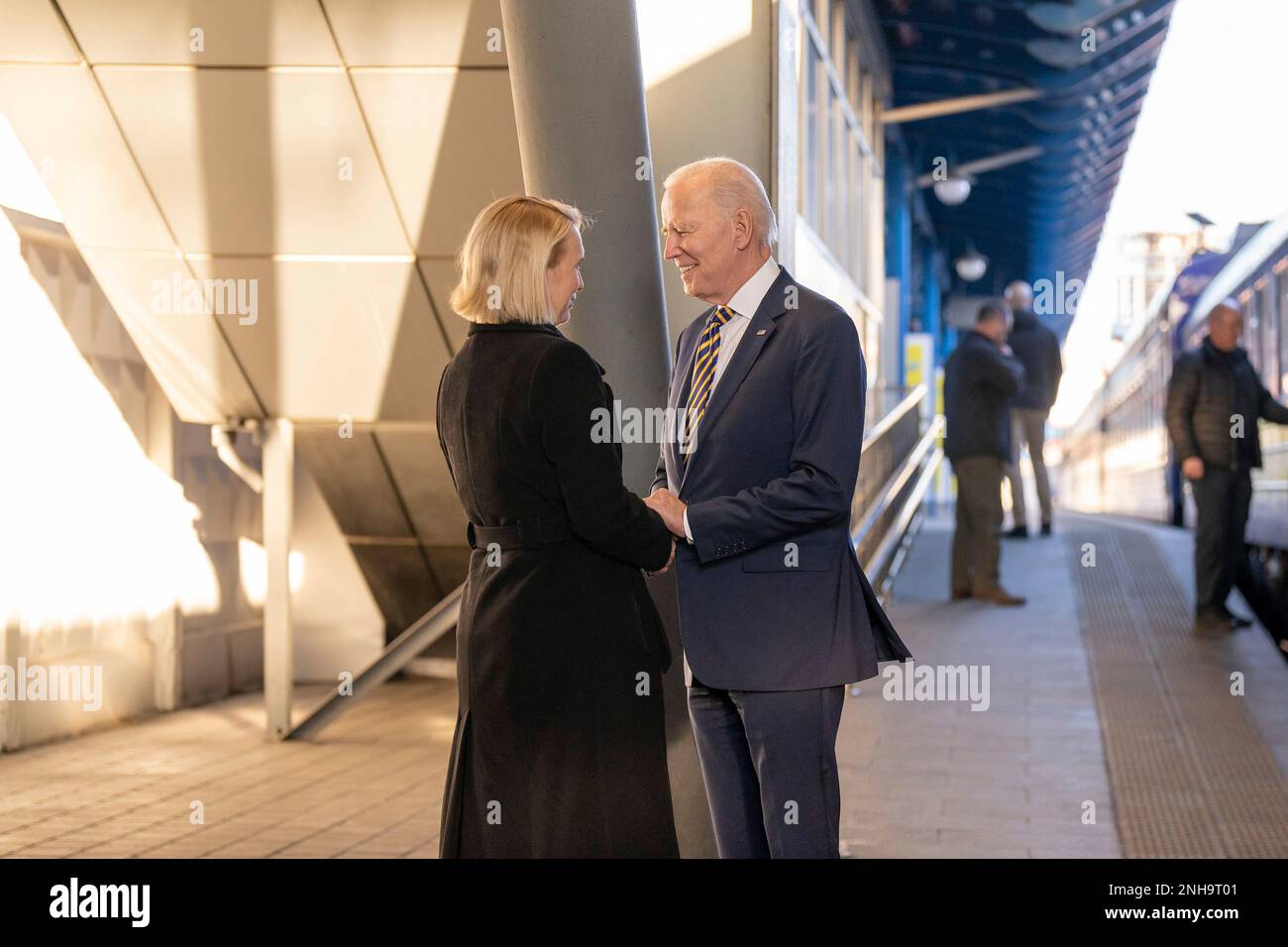 Kiev, Ucraina. 20th Feb, 2023. STATI UNITI Il presidente Joe Biden, a destra, è accolto dall'ambasciatore degli Stati Uniti in Ucraina Bridget Brink all'arrivo alla stazione ferroviaria di Kyiv-Pasazhyrsky, 20 febbraio 2023 a Kyiv, Ucraina. Biden si è fermato a Kiev in una visita non annunciata per rinnovare il sostegno americano all'Ucraina. Credit: Adam Schultz/White House Photo/Alamy Live News Foto Stock