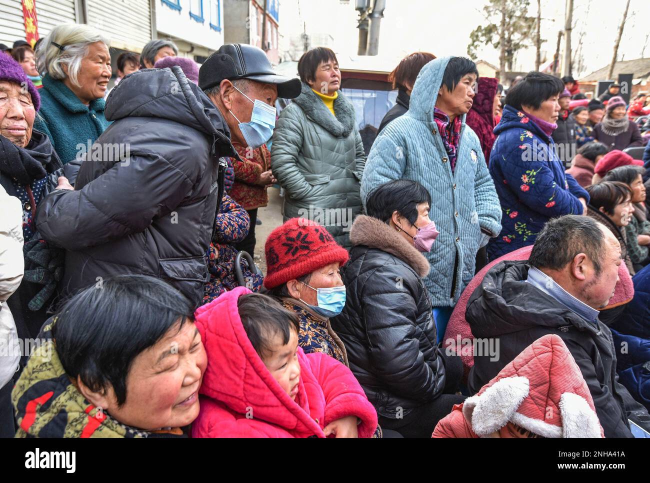 Fuyang, Cina. 21st Feb, 2023. Persone provenienti dalla campagna stanno guardando 'ZhaGuoHuai', uno spettacolo di opera tradizionale cinese, eseguito da attori sul palco. Il 2nd° giorno del 2nd° mese del calendario lunare cinese è chiamato il giorno del "Drago che alza la testa". In alcune parti della Cina si tengono spettacoli folcloristici tradizionali per celebrare questa giornata. Credit: SOPA Images Limited/Alamy Live News Foto Stock
