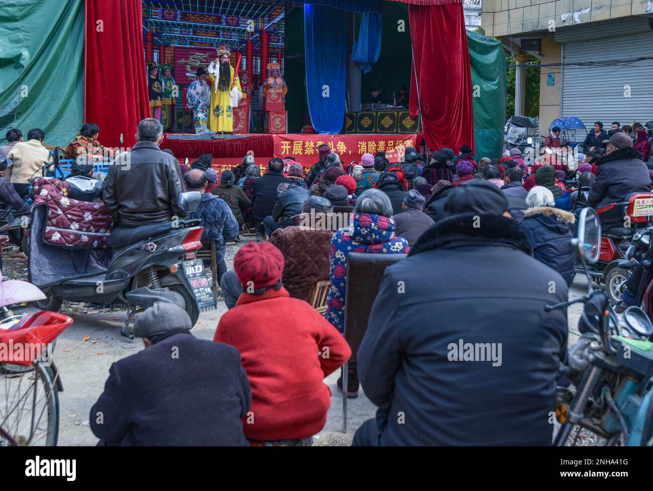 Fuyang, Cina. 21st Feb, 2023. Persone provenienti dalla campagna stanno guardando 'ZhaGuoHuai', uno spettacolo di opera tradizionale cinese, eseguito da attori sul palco. Il 2nd° giorno del 2nd° mese del calendario lunare cinese è chiamato il giorno del "Drago che alza la testa". In alcune parti della Cina si tengono spettacoli folcloristici tradizionali per celebrare questa giornata. Credit: SOPA Images Limited/Alamy Live News Foto Stock