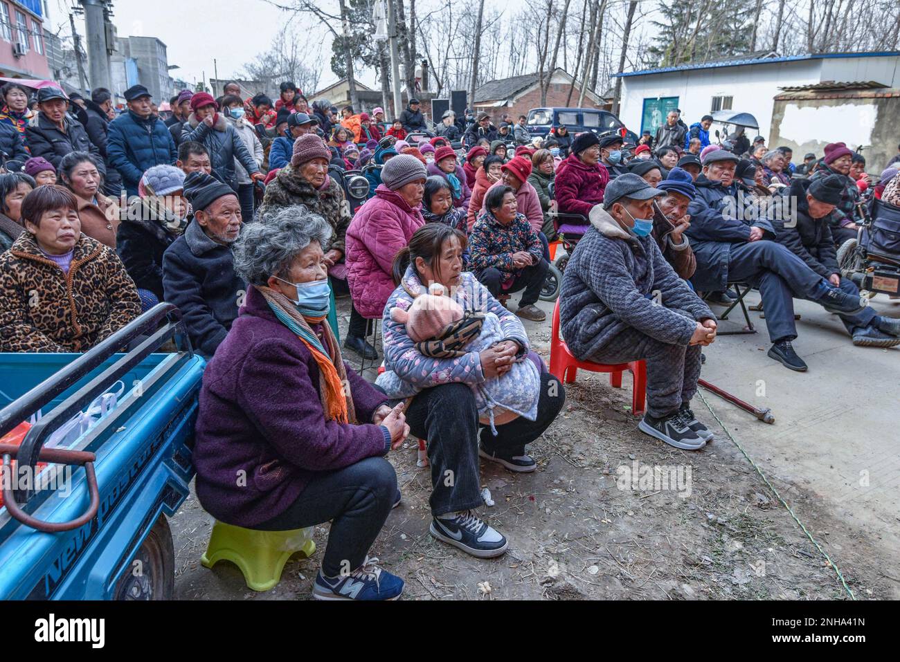 Fuyang, Cina. 21st Feb, 2023. Persone provenienti dalla campagna stanno guardando 'ZhaGuoHuai', uno spettacolo di opera tradizionale cinese, eseguito da attori sul palco. Il 2nd° giorno del 2nd° mese del calendario lunare cinese è chiamato il giorno del "Drago che alza la testa". In alcune parti della Cina si tengono spettacoli folcloristici tradizionali per celebrare questa giornata. Credit: SOPA Images Limited/Alamy Live News Foto Stock