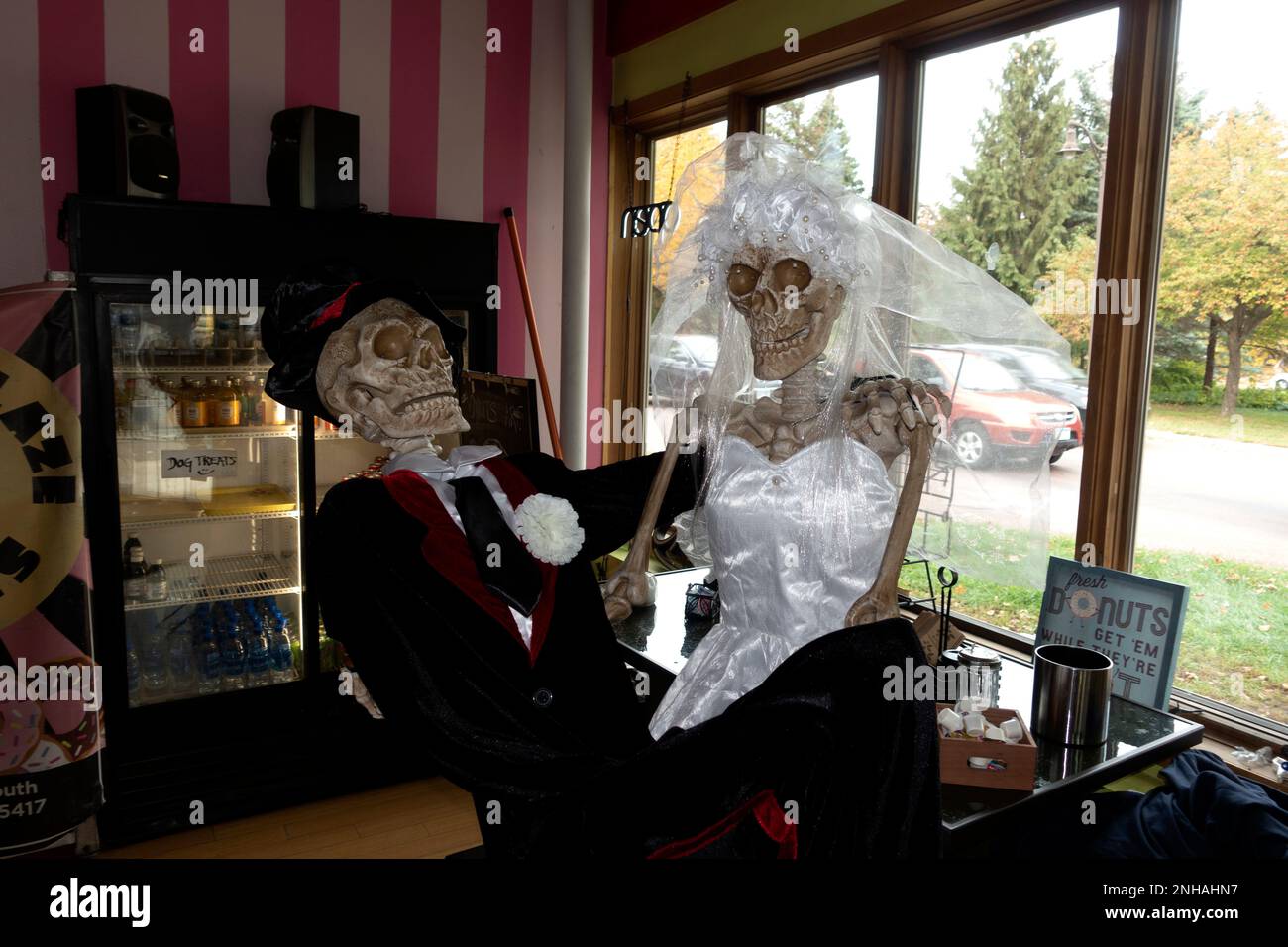 Gli scheletri della sposa e dello sposo vestiti con abiti da sposa nella meravigliosa panetteria Mel-o-Glaze. Minneapolis, Minnesota, Minnesota, USA Foto Stock