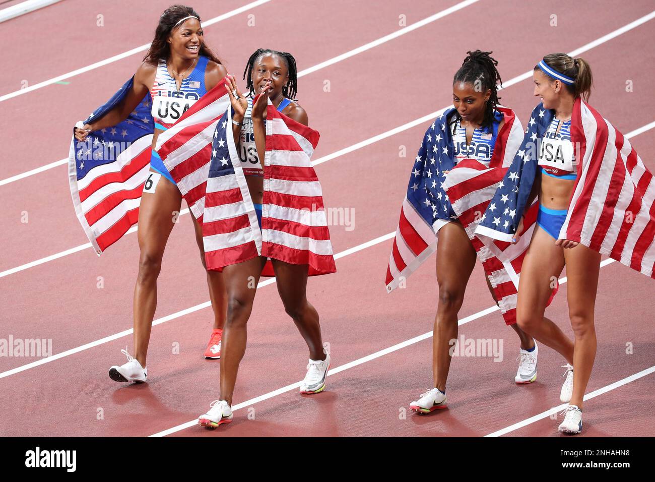06 AGOSTO 2021 - Tokyo, Giappone: Javianne Oliver, Teahna Daniels, Jenna Prandini e Gabrielle Thomas degli Stati Uniti celebrano la vittoria della Medaglia d'Argento Foto Stock
