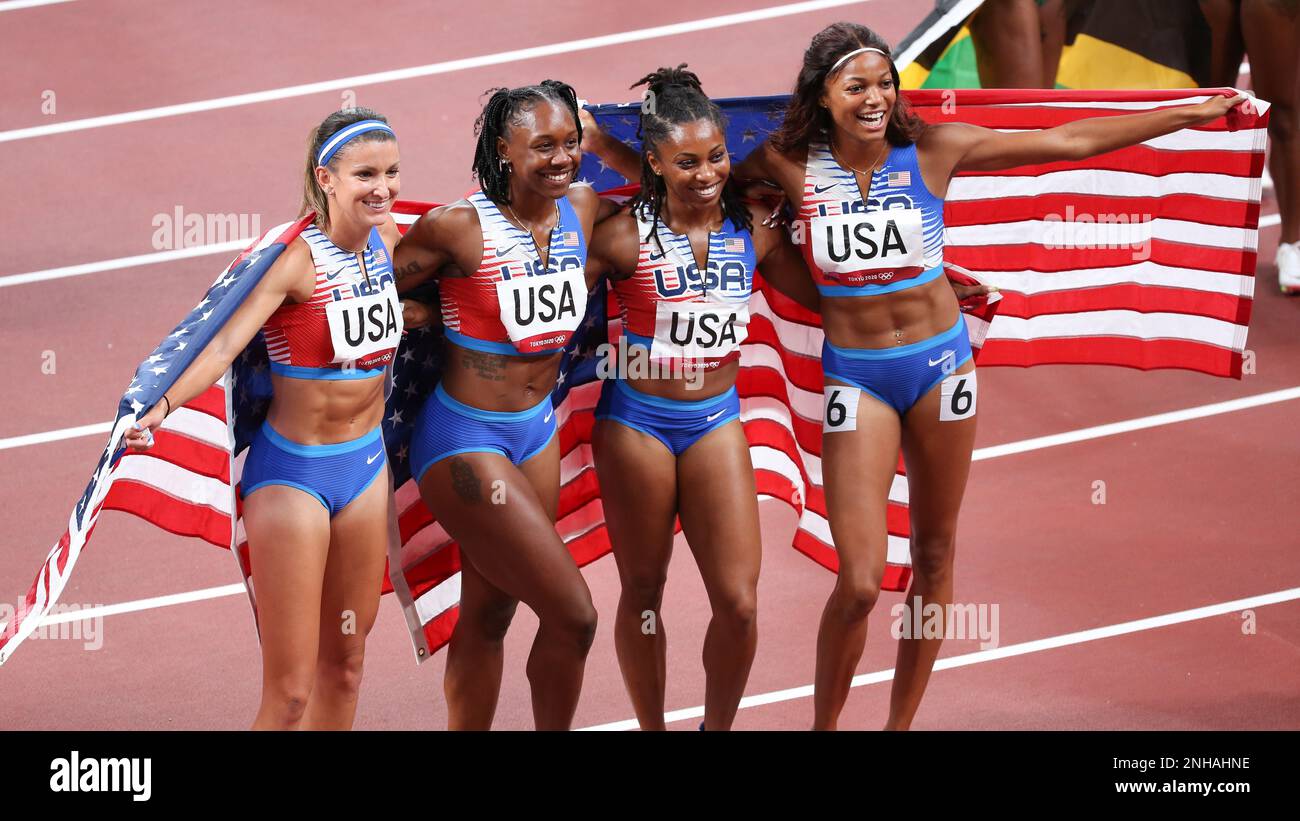 06 AGOSTO 2021 - Tokyo, Giappone: Javianne Oliver, Teahna Daniels, Jenna Prandini e Gabrielle Thomas degli Stati Uniti celebrano la vittoria della Medaglia d'Argento Foto Stock