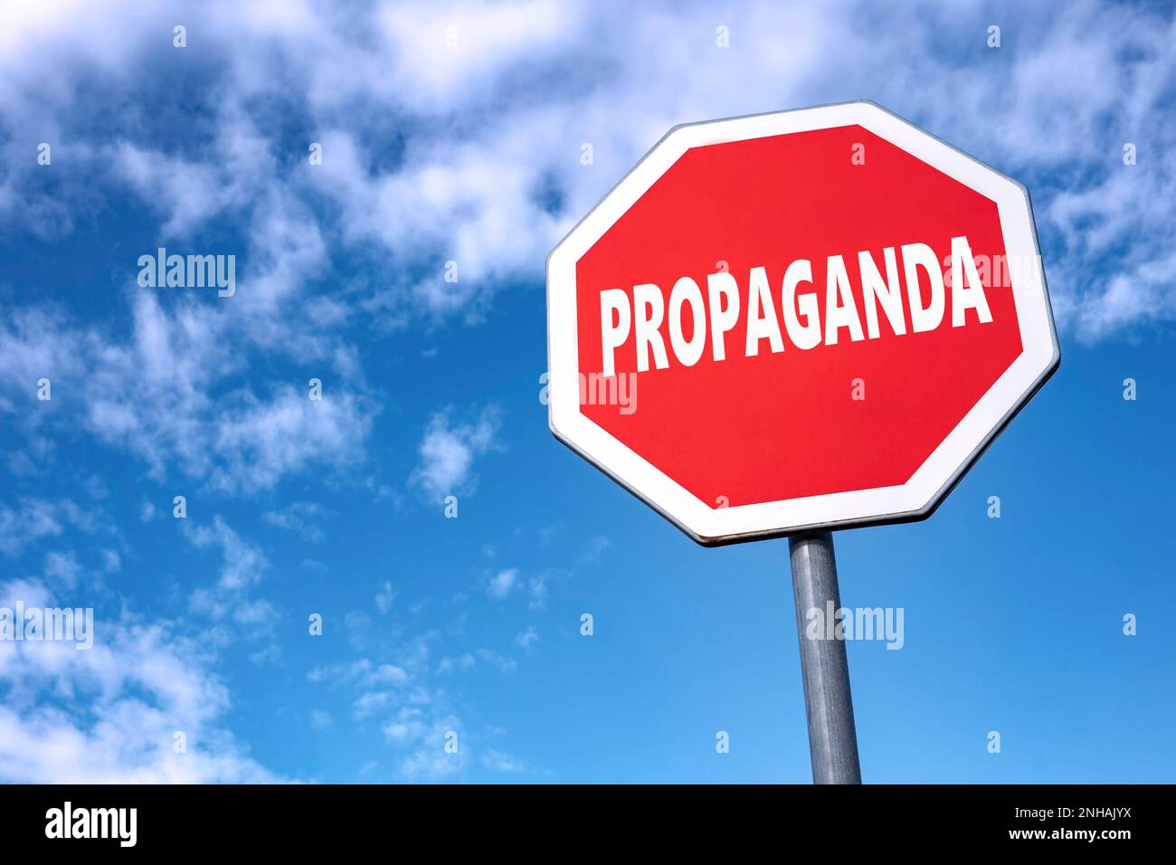 Basta con il cartello stradale di Propaganda che minaccia la democrazia e la pace Foto Stock