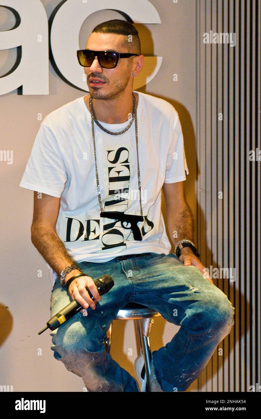 Il rapper italiano Marracash, FNAC di Milano, Italia (13.07.2010 Foto stock  - Alamy
