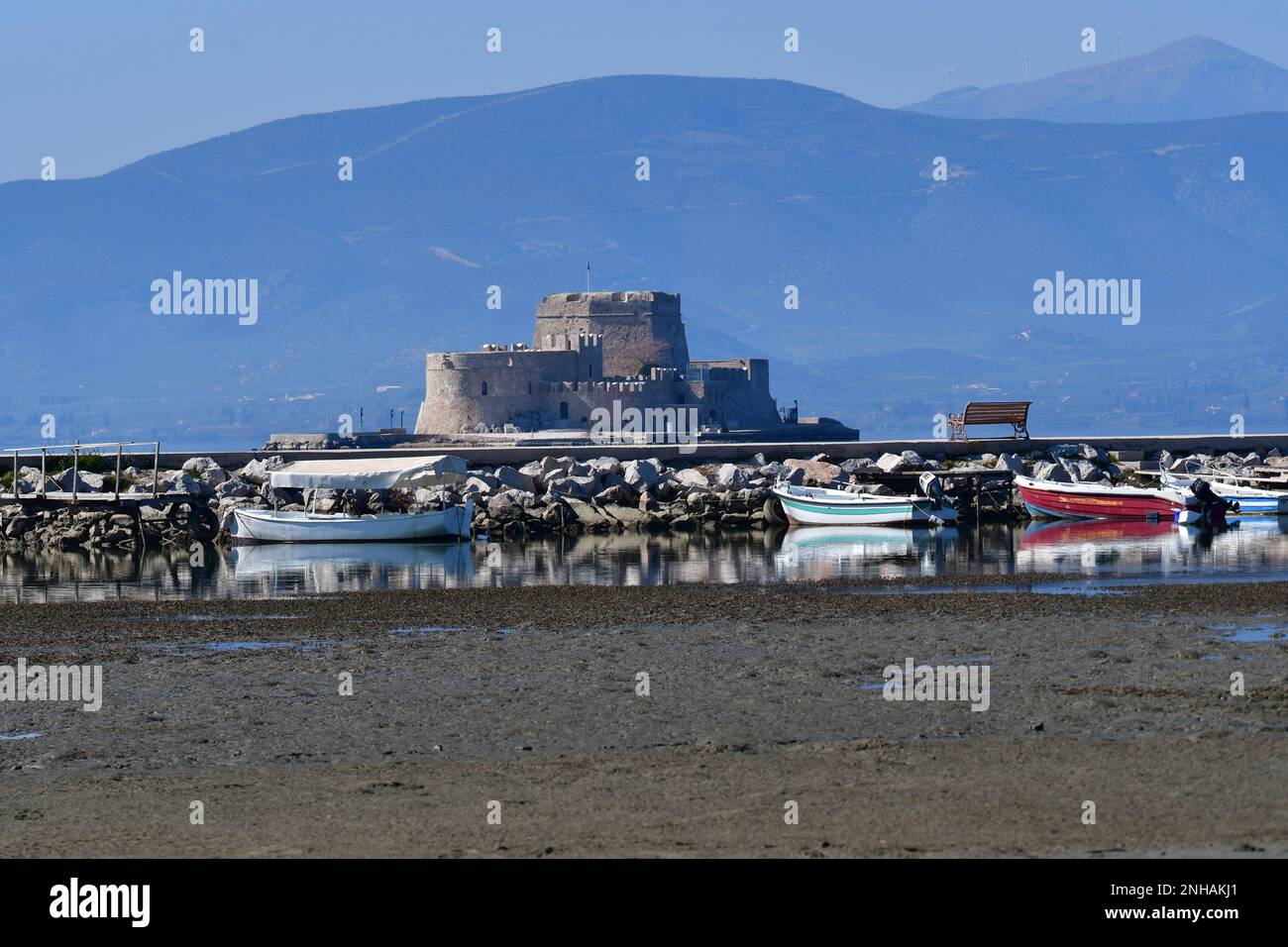 Nafplio ,Grecia ,Martedì 21 Febbraio 2023. L'enorme bassa marea sulla spiaggia di Nafplio continua dove il mare si è ridotto di decine di metri verso l'interno. Per due settimane consecutive il mare sulla spiaggia di Nafplio si è riaffievolito fino ad ora verso l'interno che il castello burji appare molto vicino. Si tratta di un fenomeno che suscita l'interesse dei cittadini della città. Credit: Vangelis Bougiotis/alamy live news Foto Stock