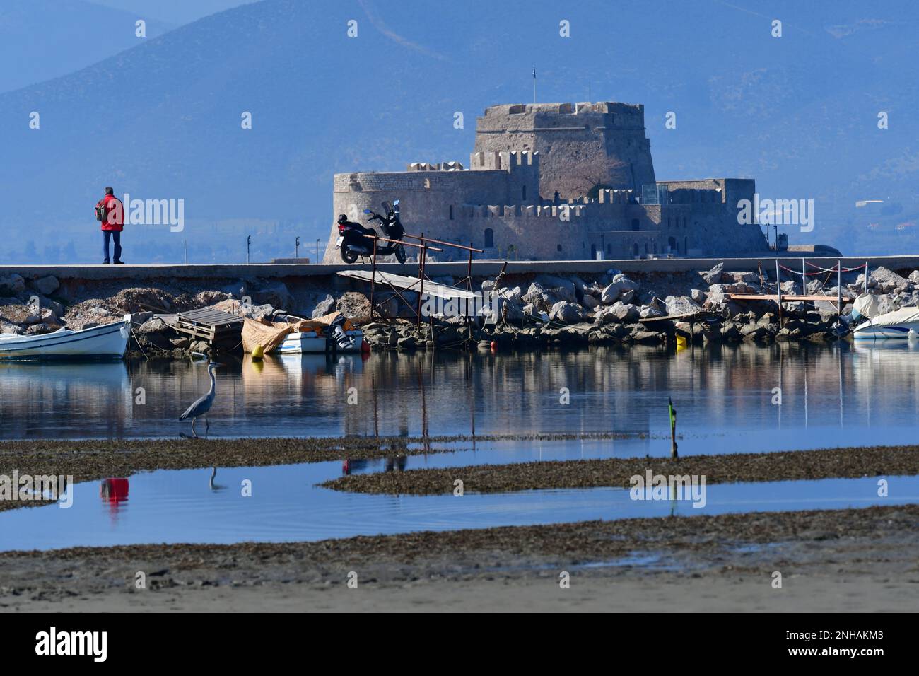 Nafplio ,Grecia ,Martedì 21 Febbraio 2023. L'enorme bassa marea sulla spiaggia di Nafplio continua dove il mare si è ridotto di decine di metri verso l'interno. Per due settimane consecutive il mare sulla spiaggia di Nafplio si è riaffievolito fino ad ora verso l'interno che il castello burji appare molto vicino. Si tratta di un fenomeno che suscita l'interesse dei cittadini della città. Credit: Vangelis Bougiotis/alamy live news Foto Stock