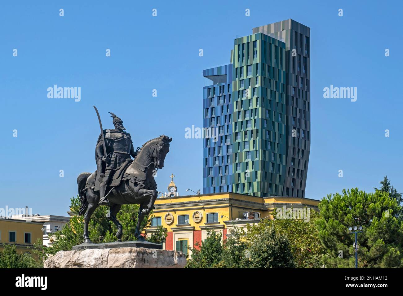 Torre Alban e Monumento Skanderbeg, statua equestre che commemora l'eroe nazionale albanese per aver resistito agli Ottomani, capitale Tirana, Albania Foto Stock