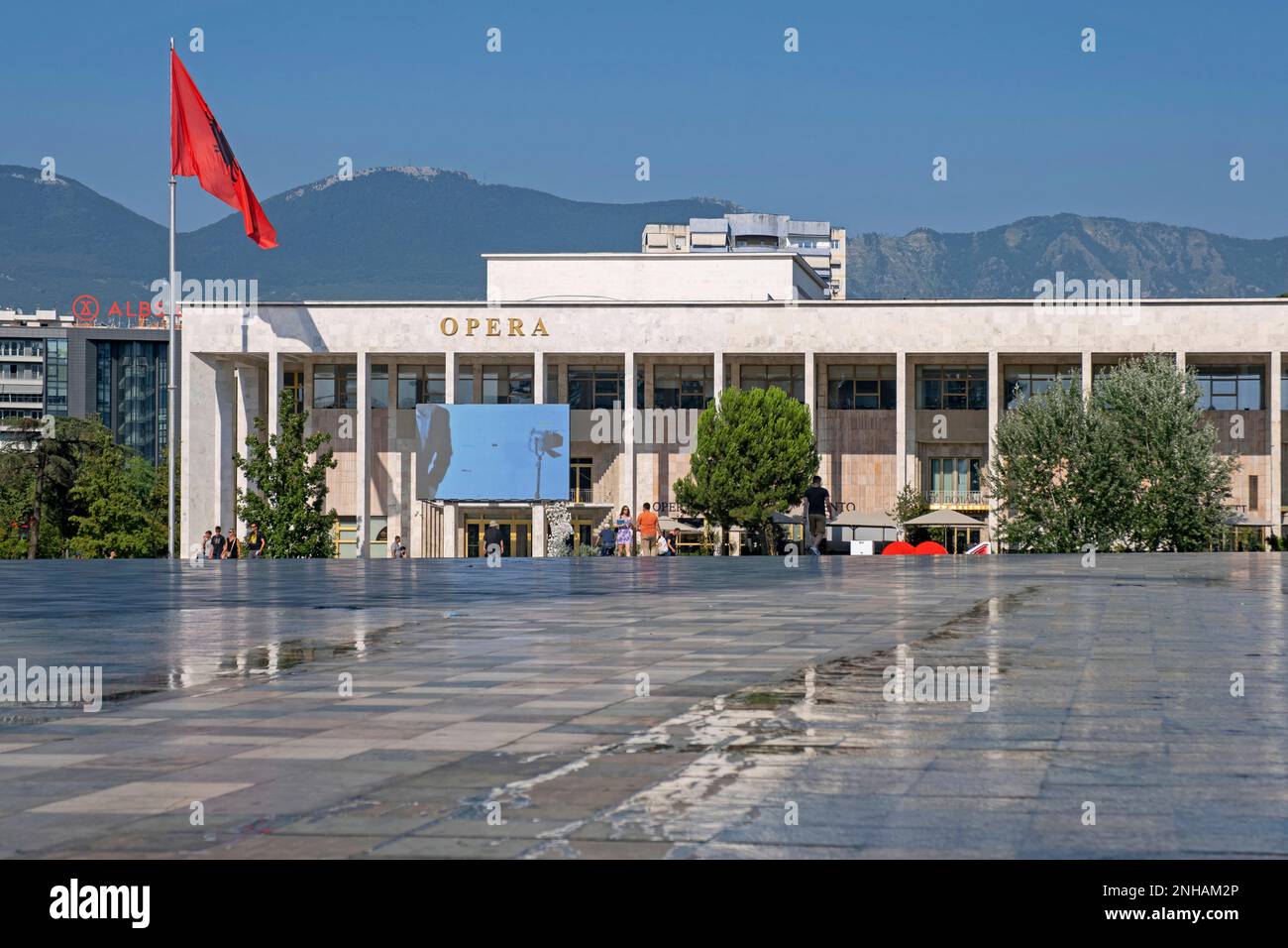 Teatro Nazionale dell'Opera e Balletto d'Albania / TKOB in Piazza Skanderbeg nella capitale Tirana, Albania Foto Stock