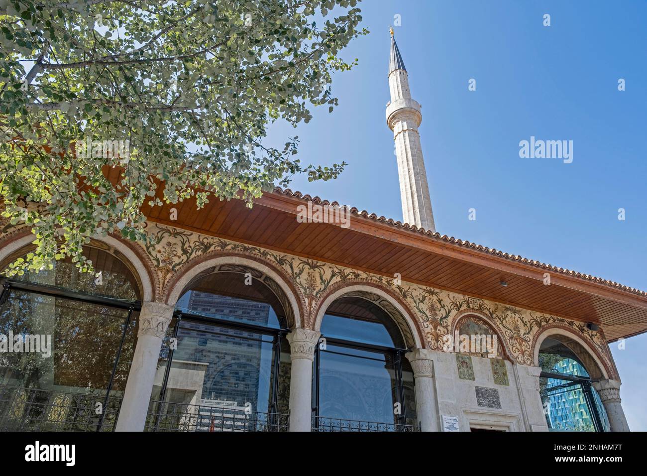 Minareto della Moschea Hajji et'Hem Bey / Xhamia e Haxhi et'Hem Beut sulla piazza Skanderbeg nel centro della città capitale Tirana, Albania Foto Stock