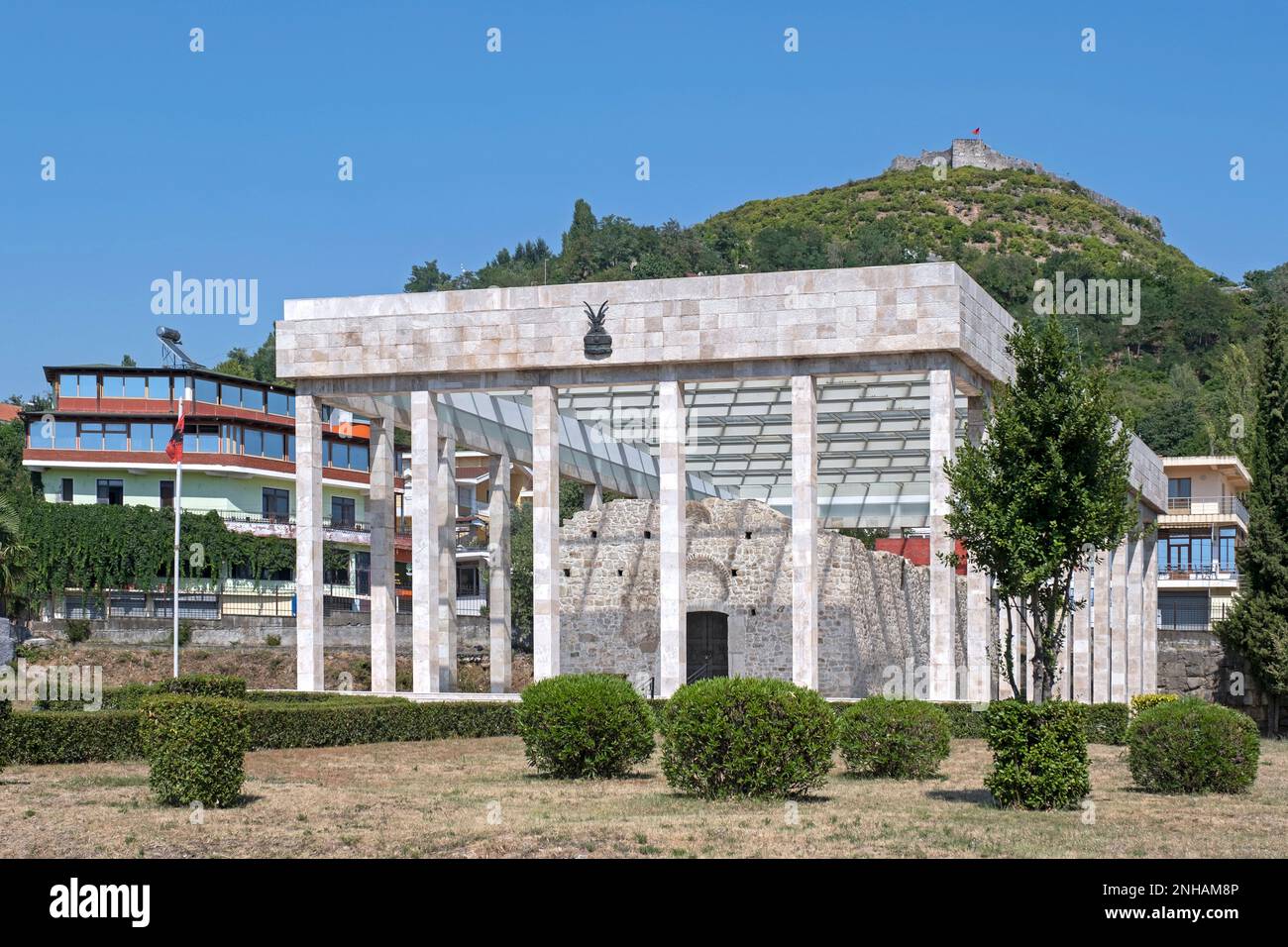 Mausoleo / Memoriale per Skanderbeg, signore feudale albanese e capo comandante militare della Lega di Lezhë e Castello di Lezhe sulla sua collina, Albania Foto Stock