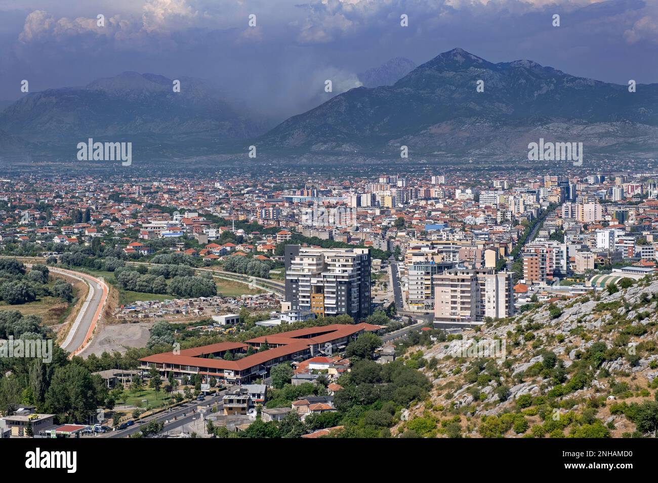 Vista sulla città di Shkodër / Shkodra e sulle colline pedemontane delle Alpi albanesi, vista dal castello di Rozafa / Kalaja e Rozafës nell'Albania nord-occidentale Foto Stock