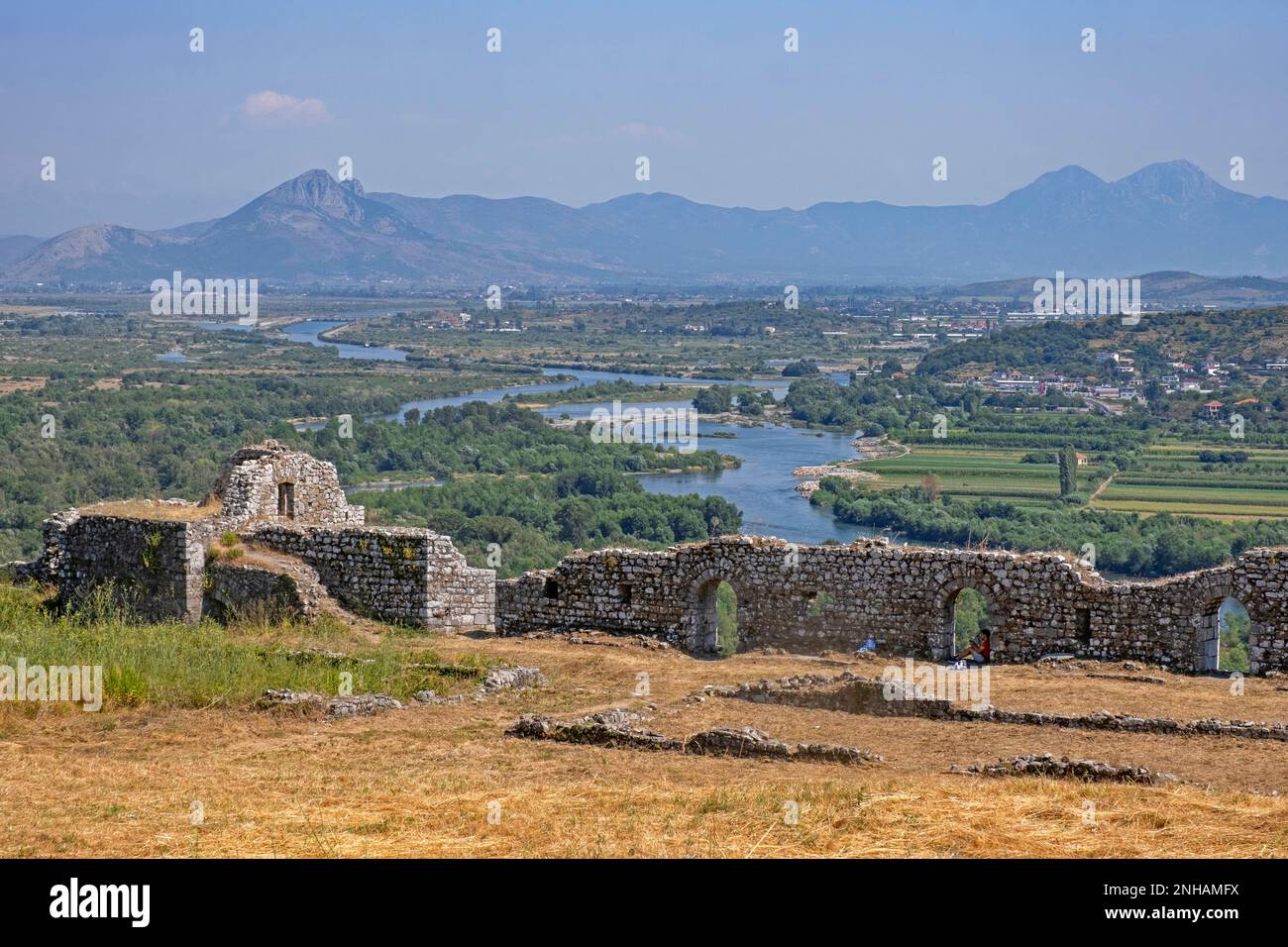 Vista sul delta del fiume Drin e sulle colline pedemontane delle Alpi albanesi, vista dal castello di Rozafa/Kalaja e Rozafës nell'Albania nord-occidentale Foto Stock