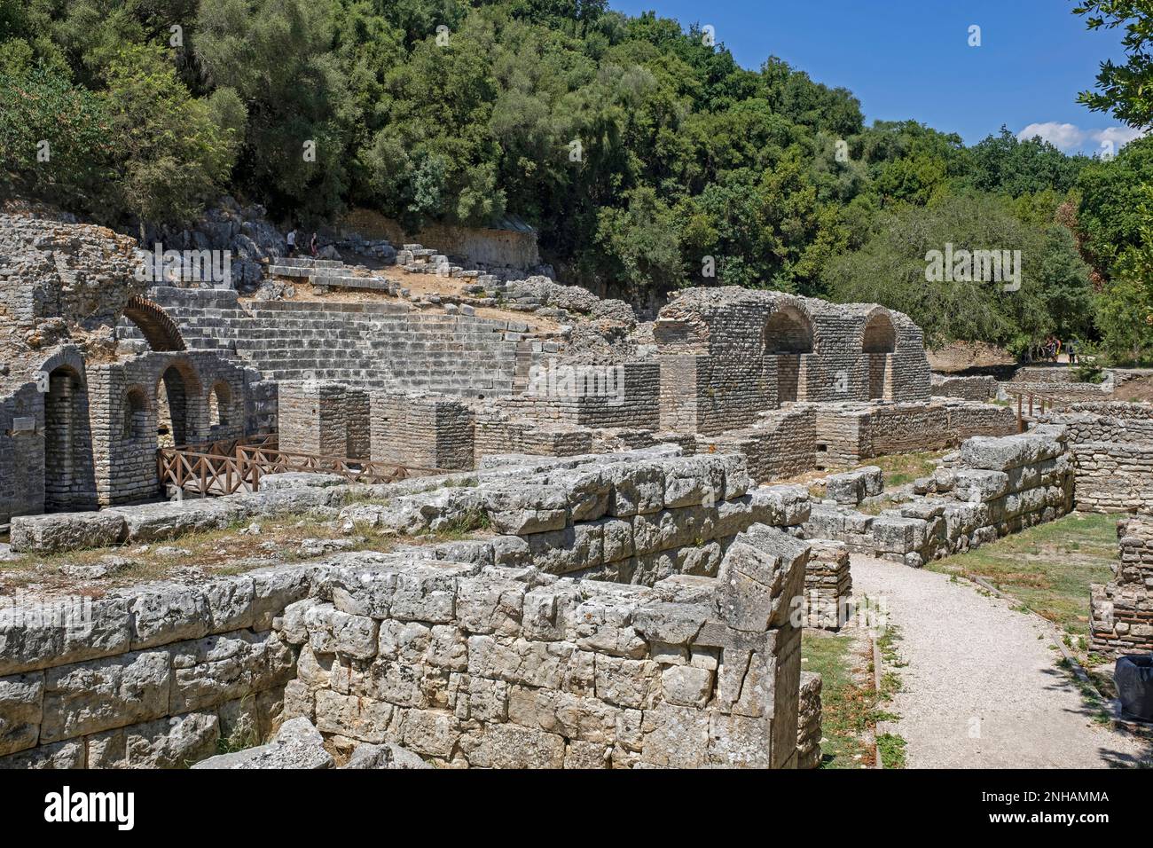 Agora di Butrotum nell'antica città romana nel Parco Nazionale di Butrint, a sud di Saranda / Sarandë, contea di Vlorë, Albania meridionale Foto Stock