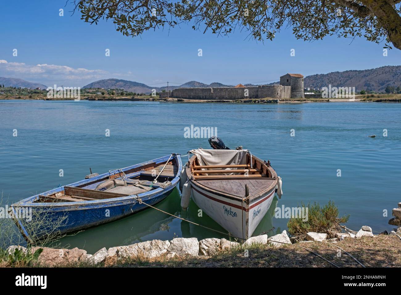 Barche da pesca e Castello triangolare veneziano del 15th ° secolo lungo il canale di Vivari vicino al Parco Nazionale di Butrint, Contea di Vlorë, Albania meridionale Foto Stock
