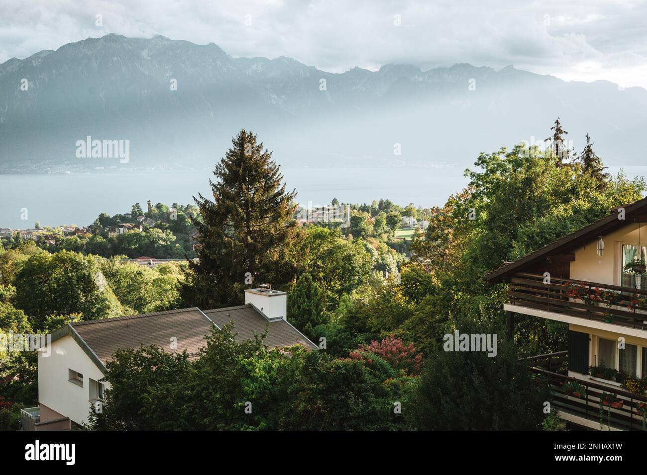 Vista maestosa sul lago di Ginevra, luce sorprendente e case graziose Foto Stock