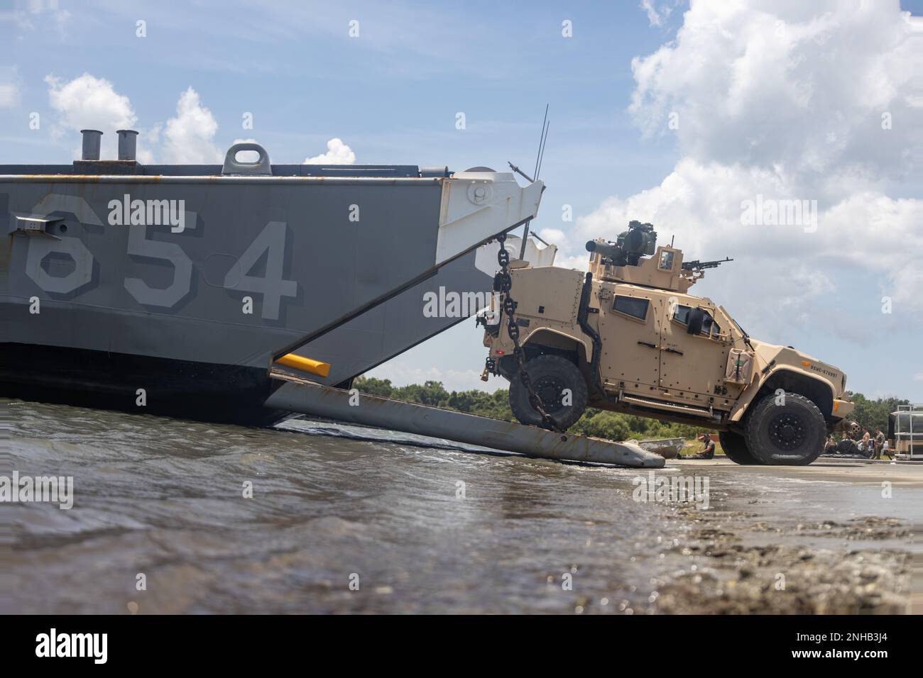 Un veicolo tattico leggero congiunto utilizzato da Marines USA con 2nd Battaglione, 2nd Regiment Marino, 2nd Divisione Marina, è guidato su unità Navy Landing Craft USA 1654 con Assault Craft Unit 2 durante Technology Operational Exercise (TOEE) 2022 a Camp Lejeune, North Carolina, 28 luglio 2022. TOEE 22 è un esercizio congiunto condotto per supportare il concetto di Distributed Maritime Operations (DMO) per una missione di Expeditionary Advanced base Operations (EABO), dai litorali agli obiettivi interni, utilizzando il teaming con equipaggio/senza equipaggio (MOM-T) delle tecnologie come sistema per supportare il supporto a Foto Stock
