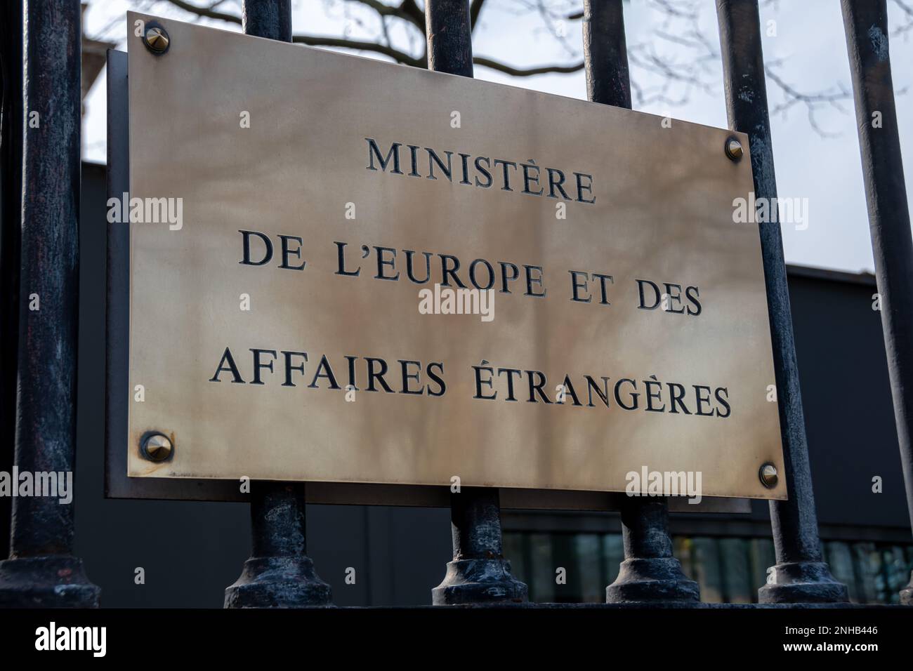 Primo piano della targa allegata all'ingresso del Ministero dell'Europa e degli Affari Esteri del governo francese, situato quai d'Orsay a Parigi Foto Stock