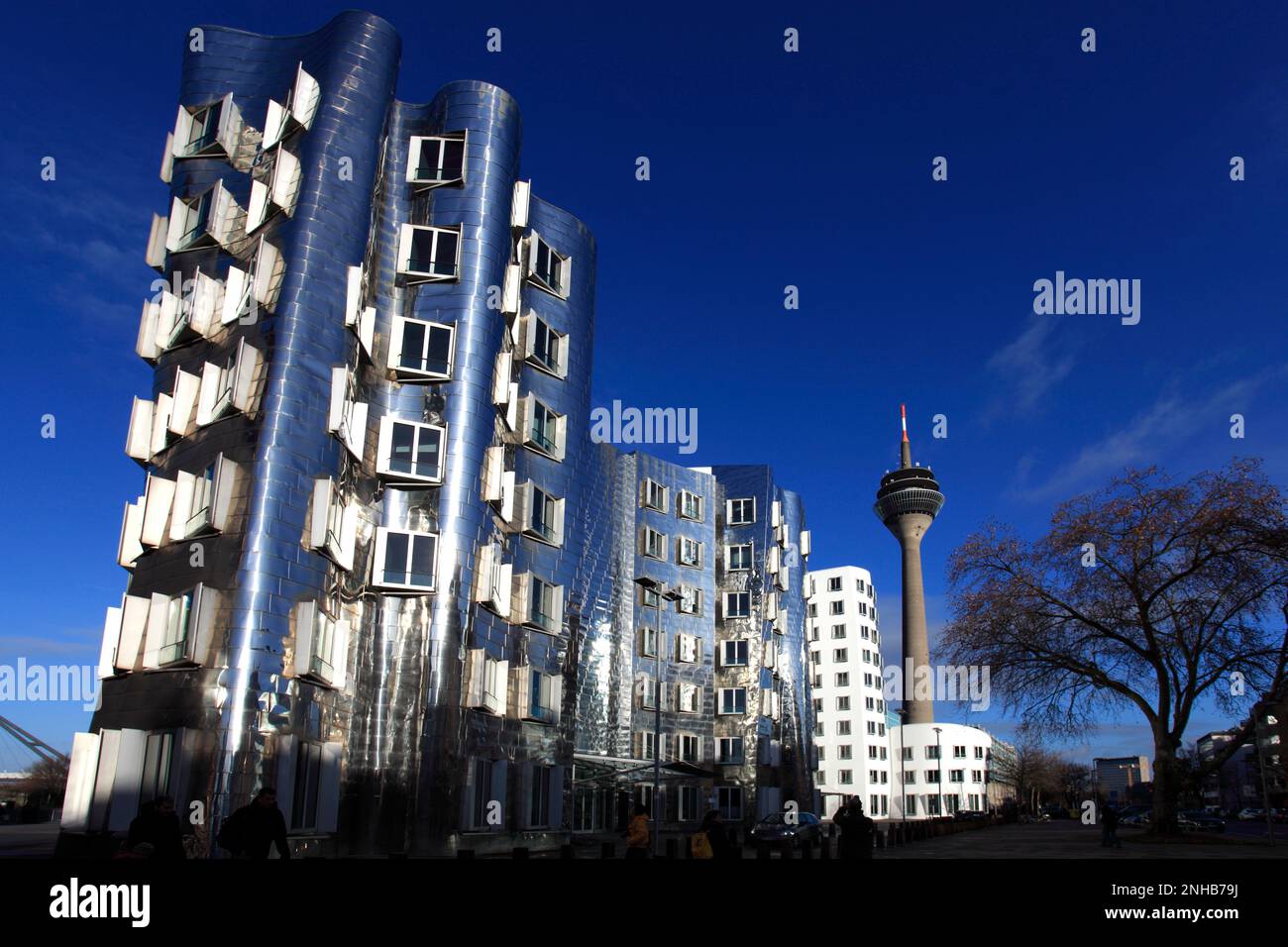 Gli edifici Neuer Zollhof, Media Harbour, Düsseldorf City, Renania settentrionale-Vestfalia, Germania sono stati progettati dall'architetto Frank O. Gehry Foto Stock