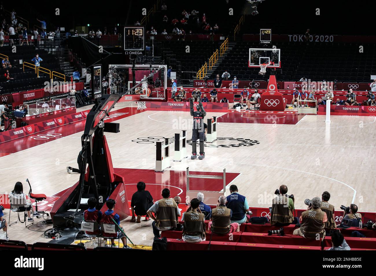 7 AGOSTO 2021: Un robot tenta un obiettivo sul campo durante la metà del tempo della finale di pallacanestro maschile tra Stati Uniti e Francia ai Giochi Olimpici di Tokyo 2020 (Foto di Mickael Chavet/RX) Foto Stock