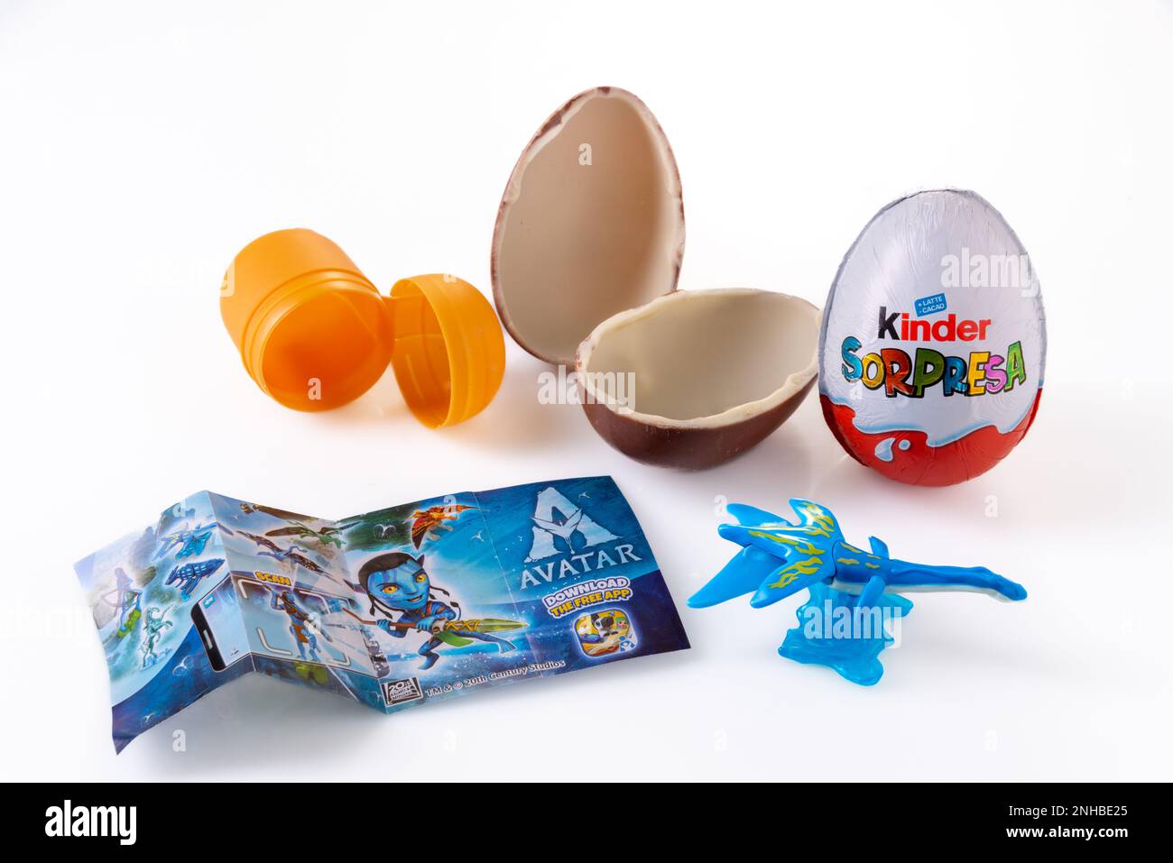 Alba, Italia - 20 febbraio 2023: Kinder sorpresa latte uova al cioccolato con gadget a sorpresa Avatar giocattolo. Kinder Surprise è un marchio Ferrero famoso in tutto il mondo Foto Stock