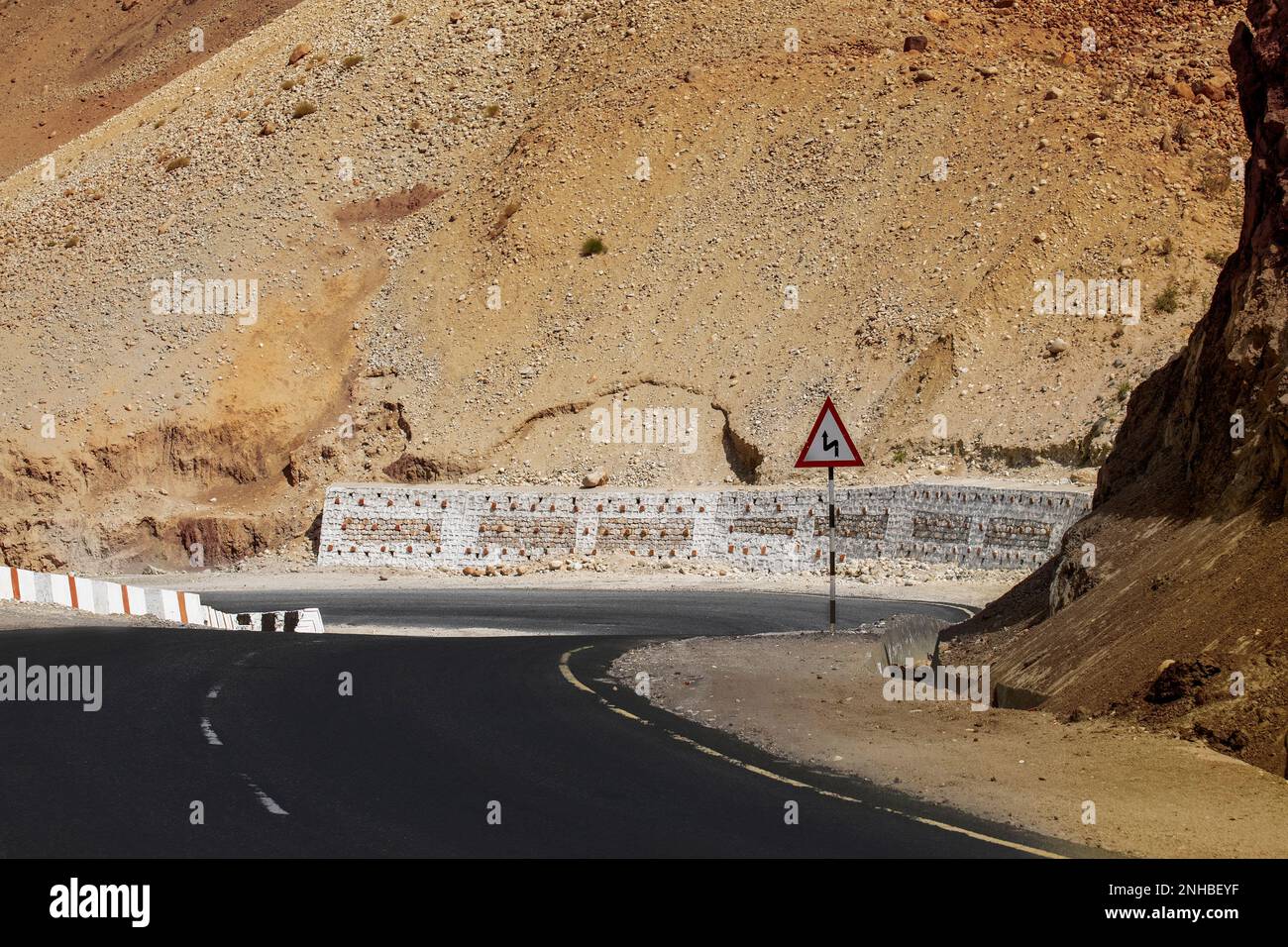 Strada curvy che passa attraverso le montagne Himalayan, Leh, territorio dell'Unione di Ladakh, India. Foto Stock