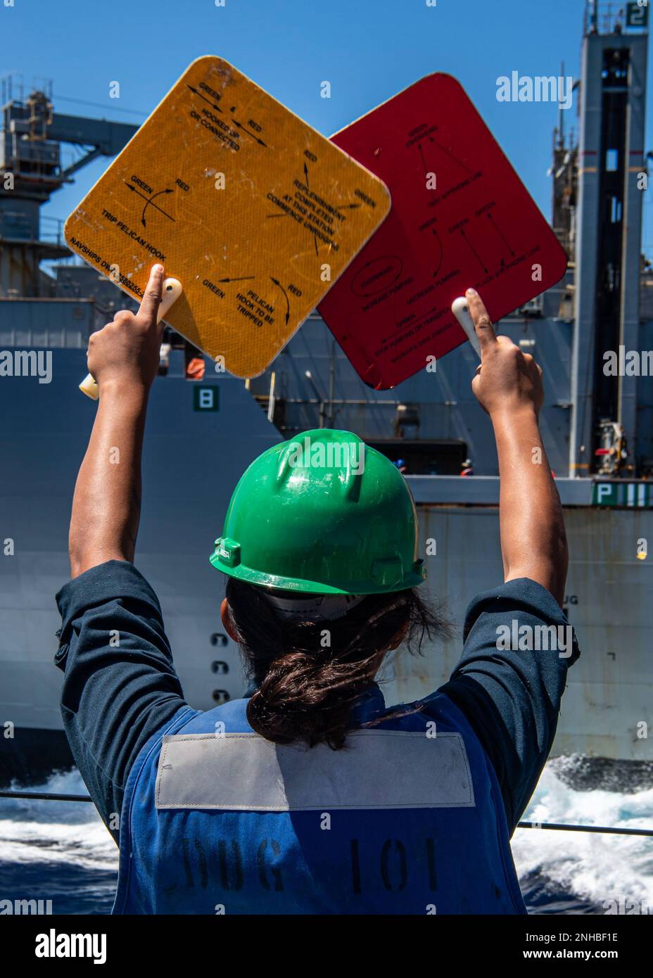 OCEANO PACIFICO (27 LUGLIO 2022) STATI UNITI Navy Electronics Technician 2nd Class Inez Hendrickson, di Kuna, Idaho, assegnato agli Stati Uniti Navy Arleigh Burke-classe cacciatorpediniere-missile guidato USS Gridley (DDG 101), agisce come un signalman mentre conduce un rifornimento in mare con Lewis e Clark-classe dry cargo e munizioni nave USNS Washington Chambers (T-AKE 11) durante Rim of the Pacific (RIMPAC) 2022. Ventisei nazioni, 38 navi, tre sottomarini, più di 170 aerei e 25.000 persone partecipano al RIMPAC dal giugno 29 al 4 agosto nelle isole hawaiane e nella California meridionale. Il Foto Stock