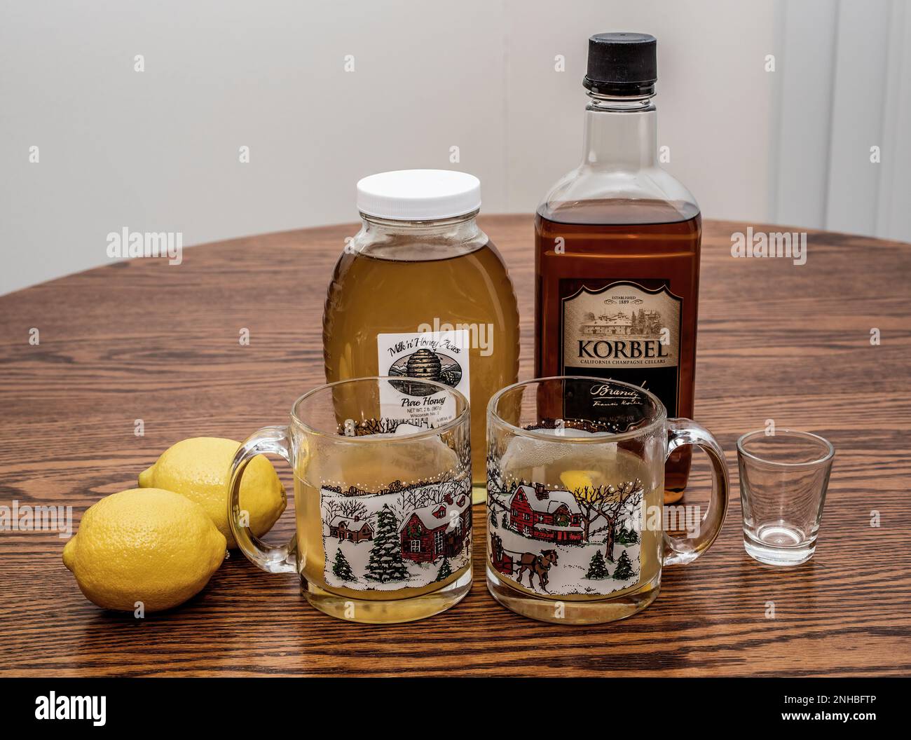 Piccante brandy di zenzero caldo toddy in una fredda notte d'inverno a un tavolo a Taylors Falls, Minnesota USA. Foto Stock