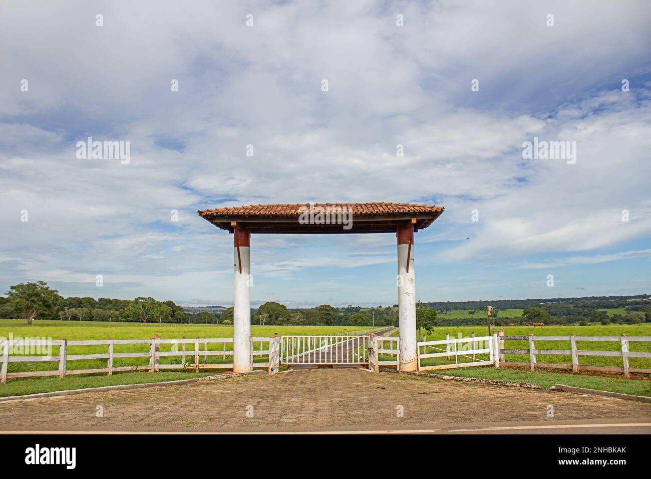 Goiania, Goias, Brasile – 21 febbraio 2023: Ingresso a una fattoria sul lato della strada vicino alla città di Goiania. GO-462. Foto Stock