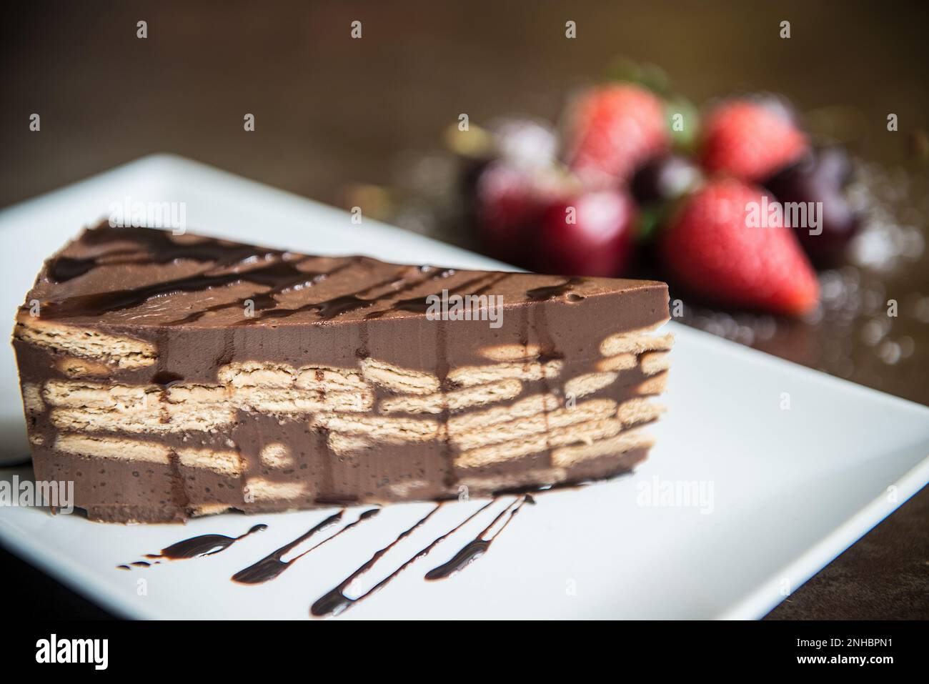 delizioso pezzo di torta al cioccolato fatta in casa con biscotti Foto Stock