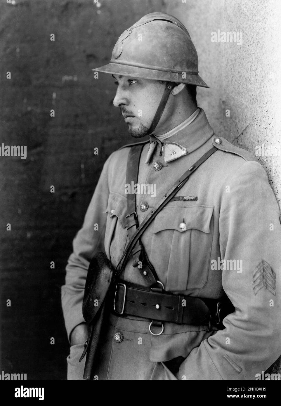 1921 , USA : l'attore cinematografico silenzioso RUDOLPH VALENTINO ( Rodolfo Guglielmi , 1895 - 1926 ) ancora publicitaria per I QUATTRO CAVALIERI DELL'APOCALISSE di Rex Ingram , Dal romano di Blasco Ibanez - CINEMA MUTO - RODOLFO - attore cinematografico - LATINO LOVER - italoamericano - italo americano - italo-americano - emigrante - emigrante - italo-americano - ritratto - ritratto - divisa militare - divisa uniforme militare - sfdo magnetico - elmetto - casco - profilo - casco - Profilo - barba - pizzetto - barba ---- Archivio GBB Foto Stock