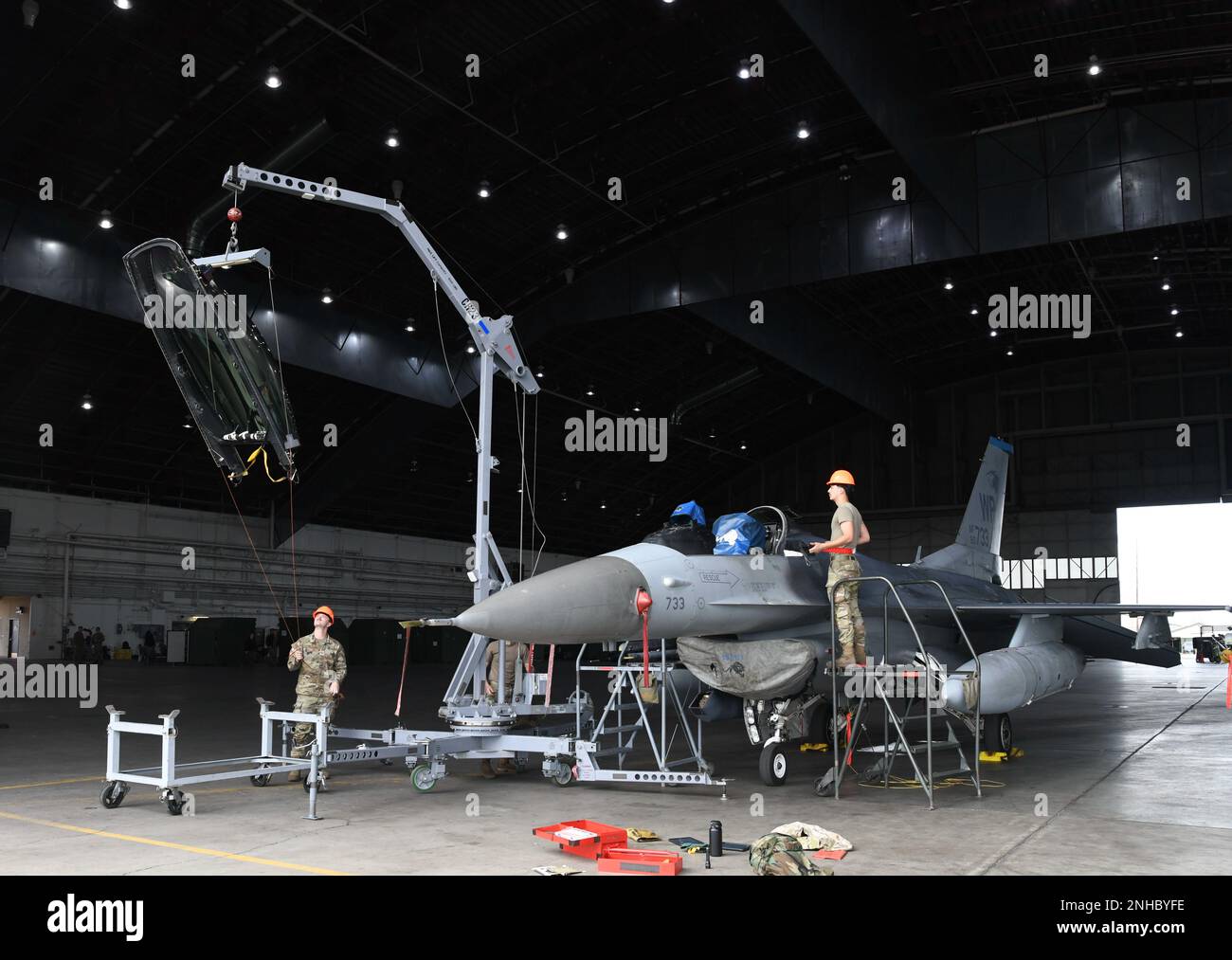 STATI UNITI Il personale dell'aeronautica militare Sgt. Brendan Ridley, a sinistra, il tecnico di uscita dell'equipaggio dell'aeronautica di 35th Fighter Generation Squadron e il tecnico senior di Airman Shawn McGraw, 8th tecnico di manutenzione di Squadron Fuels, eseguono una sostituzione della tettoia di F-16 Fighter Falcon durante il Red Flag Alaska 22-3 alla base dell'aeronautica di Eielson, Alaska, 28 luglio 2022. RF-A funge da piattaforma ideale per l'impegno internazionale, consentendo lo scambio di tattiche, tecniche e procedure migliorando al contempo l'interoperabilità per mantenere un Indo-Pacific libero e aperto. Foto Stock