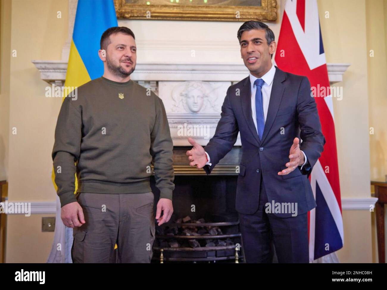 VOLODYMYR ZELENSKY Presidente dell'Ucraina a !0 Downing Street con il primo ministro britannico Rishi Sunak il 8 febbraio 2023. Foto Stock