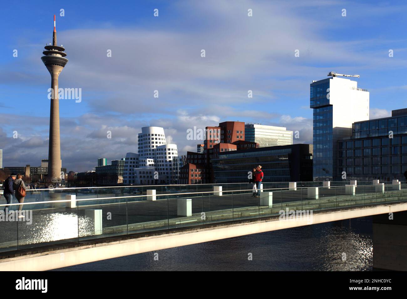 La torre della televisione Rheinturm e gli edifici Neuer Zollhof, Media Harbour, città di Düsseldorf, Renania settentrionale-Vestfalia, Germania, Europa Foto Stock