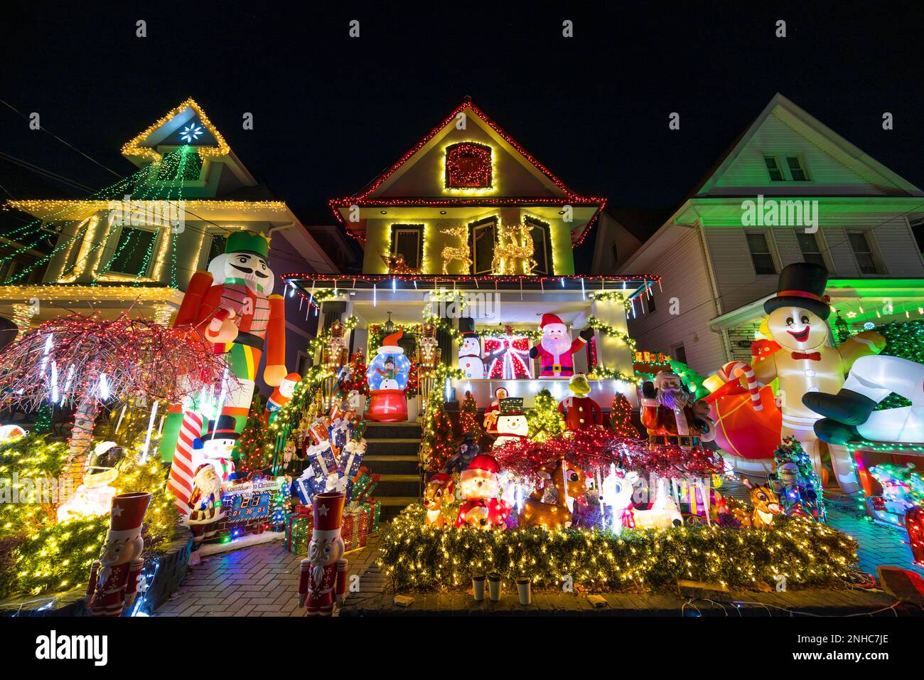 Le luci di Natale illuminano Dyker Heights a Brooklyn, New York, per 2022 Foto Stock