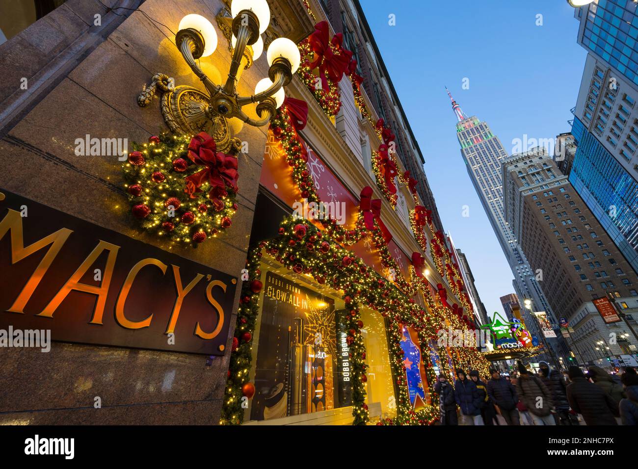 Le luci di Natale illuminano al Macy's di New York City su 2022 Foto Stock