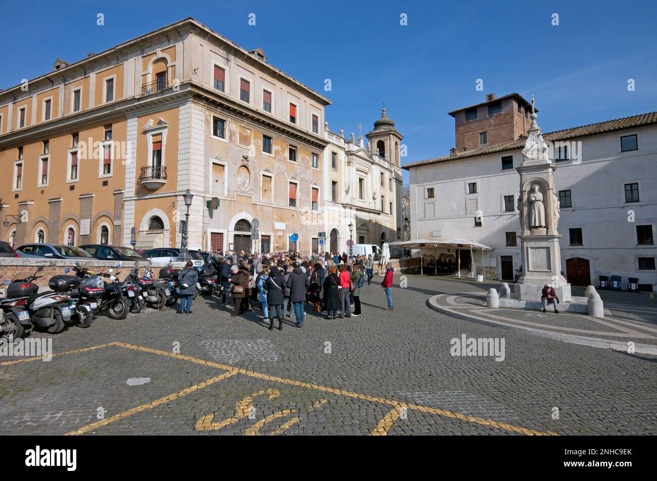 Visita guidata in Piazza di San Bartolomeo all'Isola (a destra monumento in marmo di Ignazio Giacometti,1869), Isola Tiberina, Roma, Lazio Foto Stock
