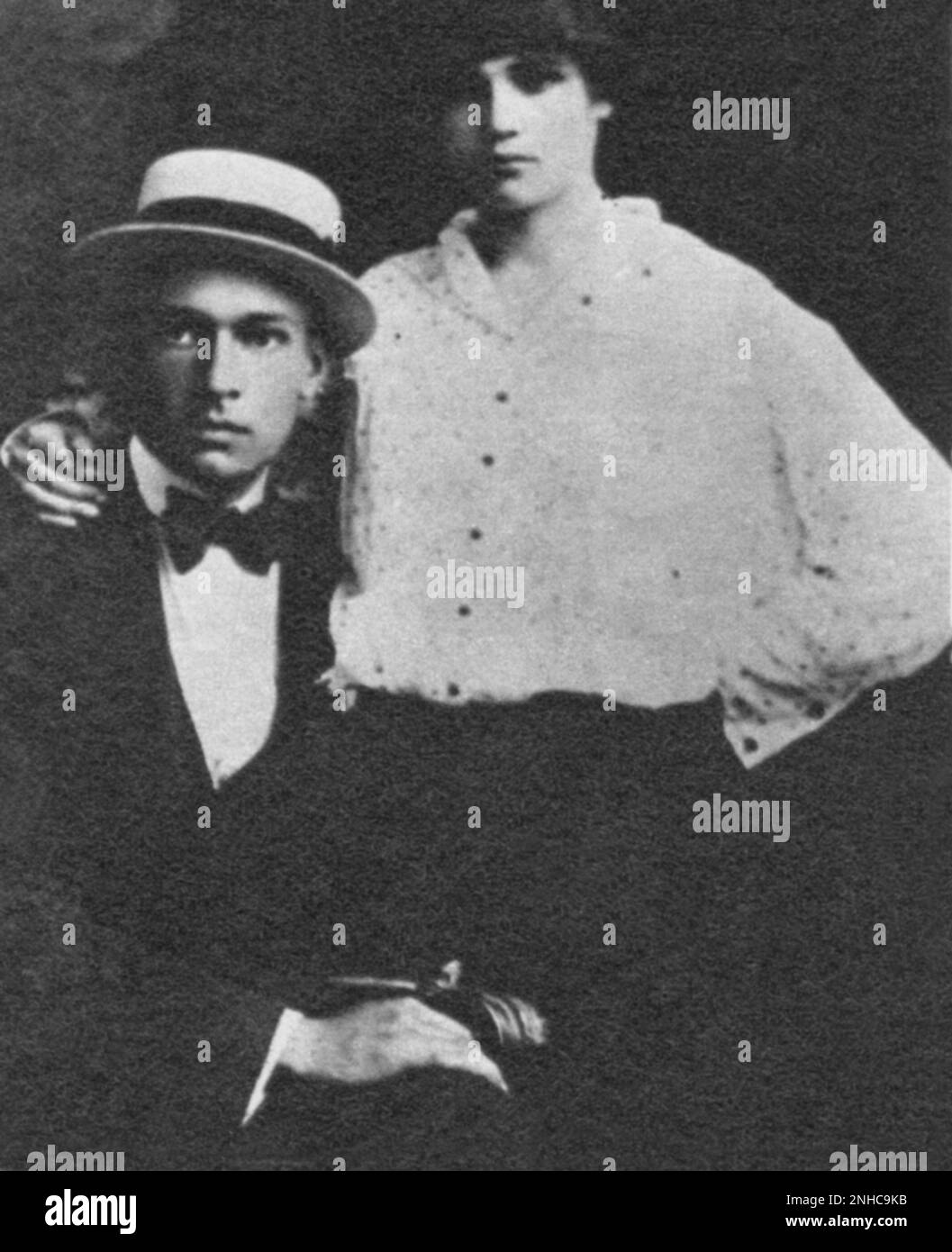 1920, ITALIA : DOMENICO LAMA , FS Enployed , e NOEMI PAGANELLI , genitori del sindacalista italiano LUCIANO LAMA ( 1921 - 1996 ) di 19 giorni prima della partenza per la Croazia . Da 1946 a PCI ( Partito Comunista Italiano P.C.I. ) E Segretario Generale della CGIL dal 1970 al 1986 , Vicepresidente del Senato dal 1987 al 1994 - POLITICO - POLITICO - COMUNISTA - comunista - comunismo - comunismo - SINDACALISTA - SINDACATO - SINDACATI --- Archivio GBB Foto Stock