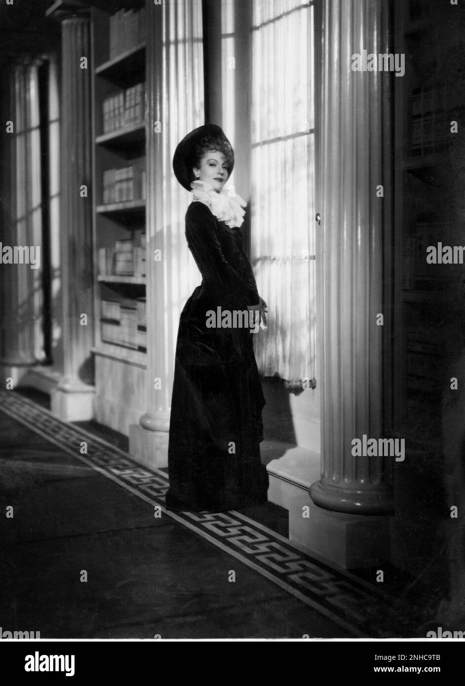 1942 , ITALIA : La celebre attrice cinematografica italiana ISA MIRANDA ( 1905 - 1982 ) a MALOMBRA di Mario soldati , sceneggiatura di Renato Castellani da un romanzo di Antonio Fogazzaro i - FILM - CINEMA - FILM - attrice - cappello - cappello - velluto - abito in velluto --- Archivio GBB Foto Stock